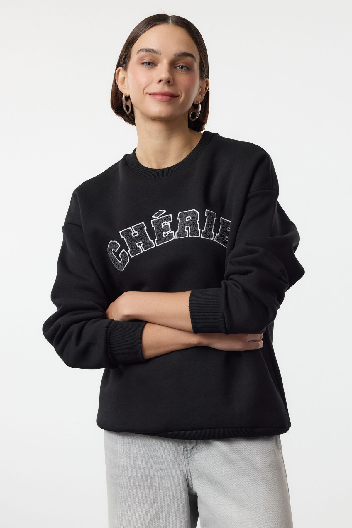 Trendyolmilla Siyah Kalın İçi Polarlı Oversize/Rahat Kesim Slogan Nakışlı Örme Sweatshirt TWOAW25SW00030