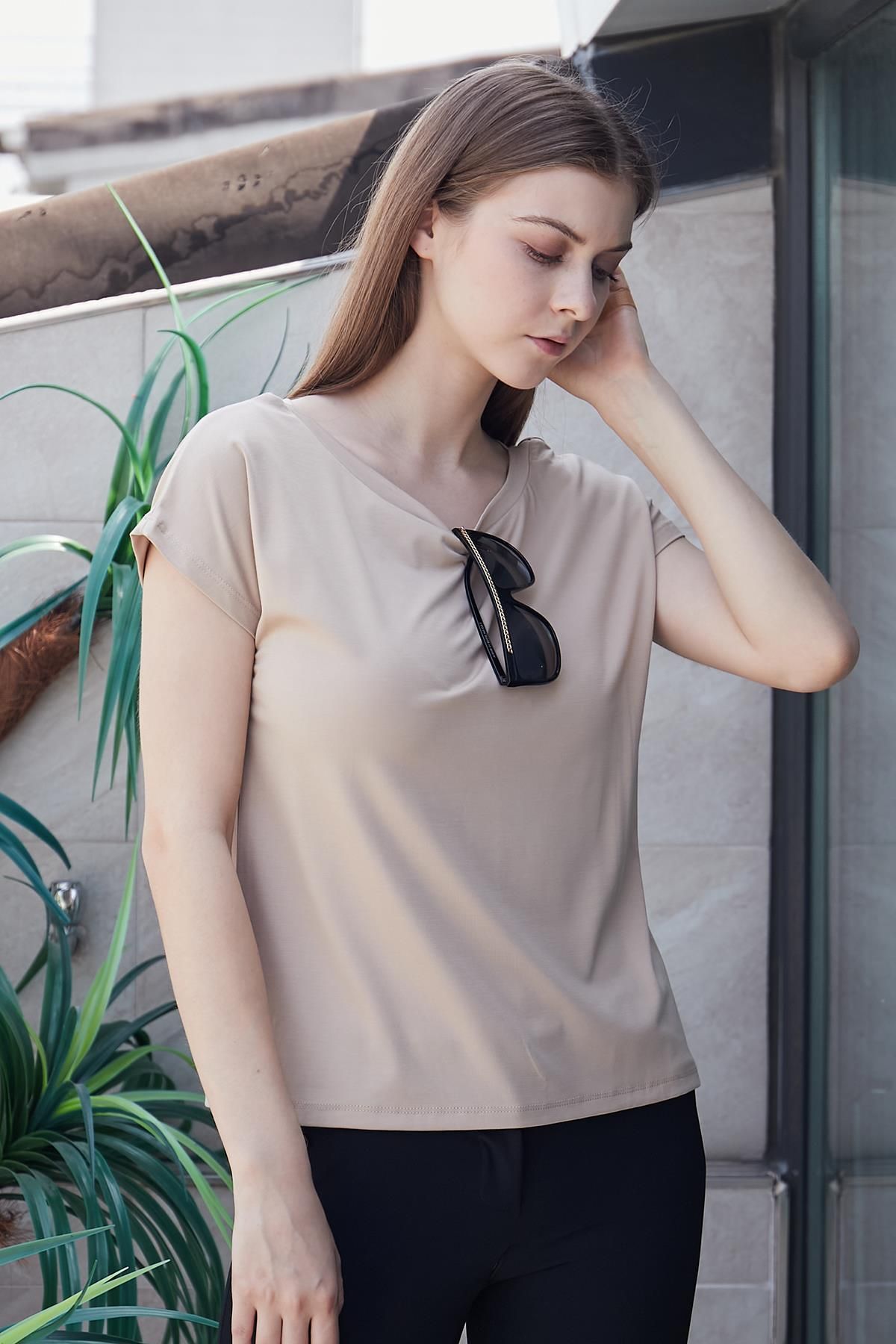 Jument Kadın Kayık Yaka Düşük Omuzlu Kırışmaz Span Karışımlı Şık T-shirt Bluz-Koyu Bej