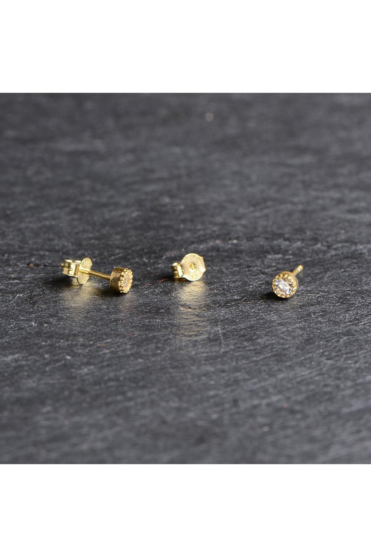 GOLDKUPE 14 Ayar Altın Tek Taş Sıvamalı Küpe 1,04 gr