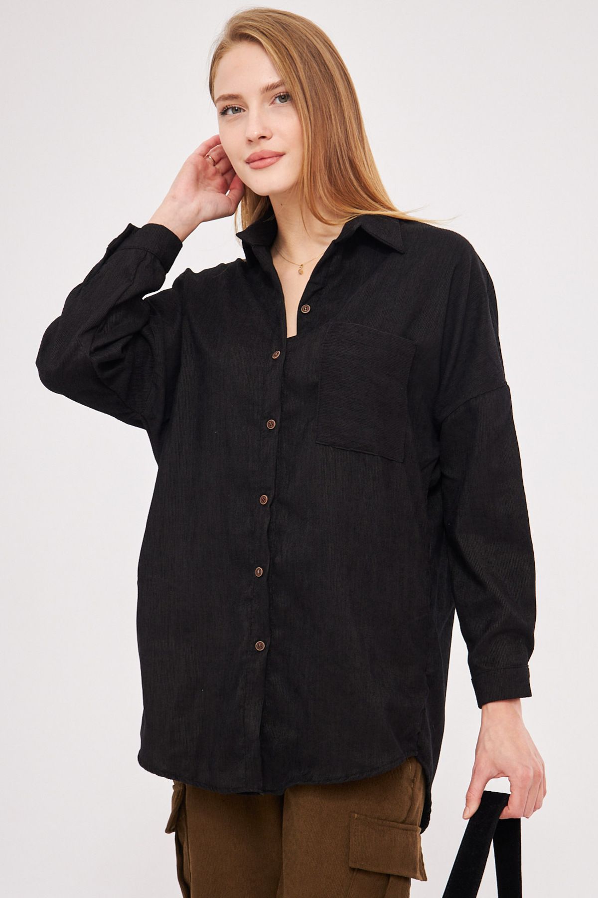 armonika Kadın Siyah Cepli Oversize İnce Fitilli Kadife Gömlek ARM-24K001076