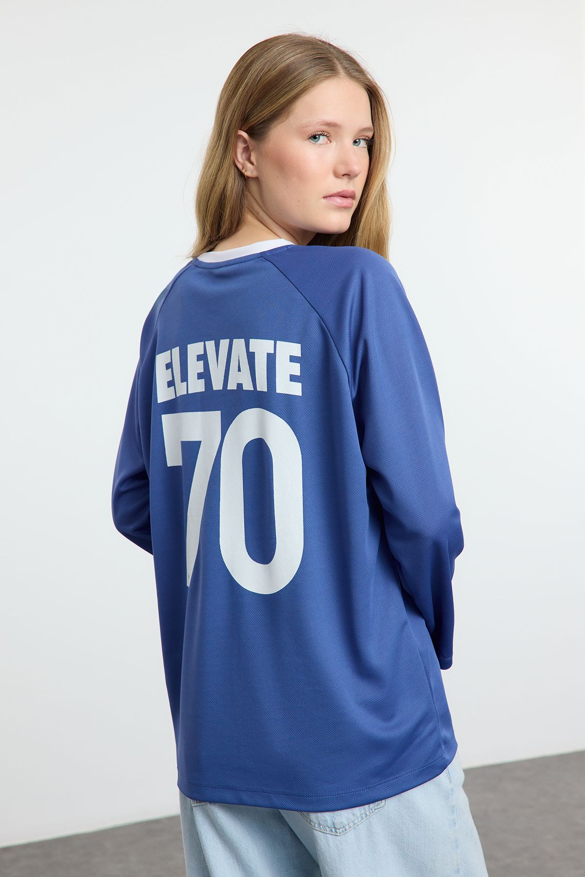 TRENDYOLMİLLA Mavi Slogan Baskılı Polo Yaka Oversize/Geniş Kalıp Örme T-Shirt TWOAW25TS00019