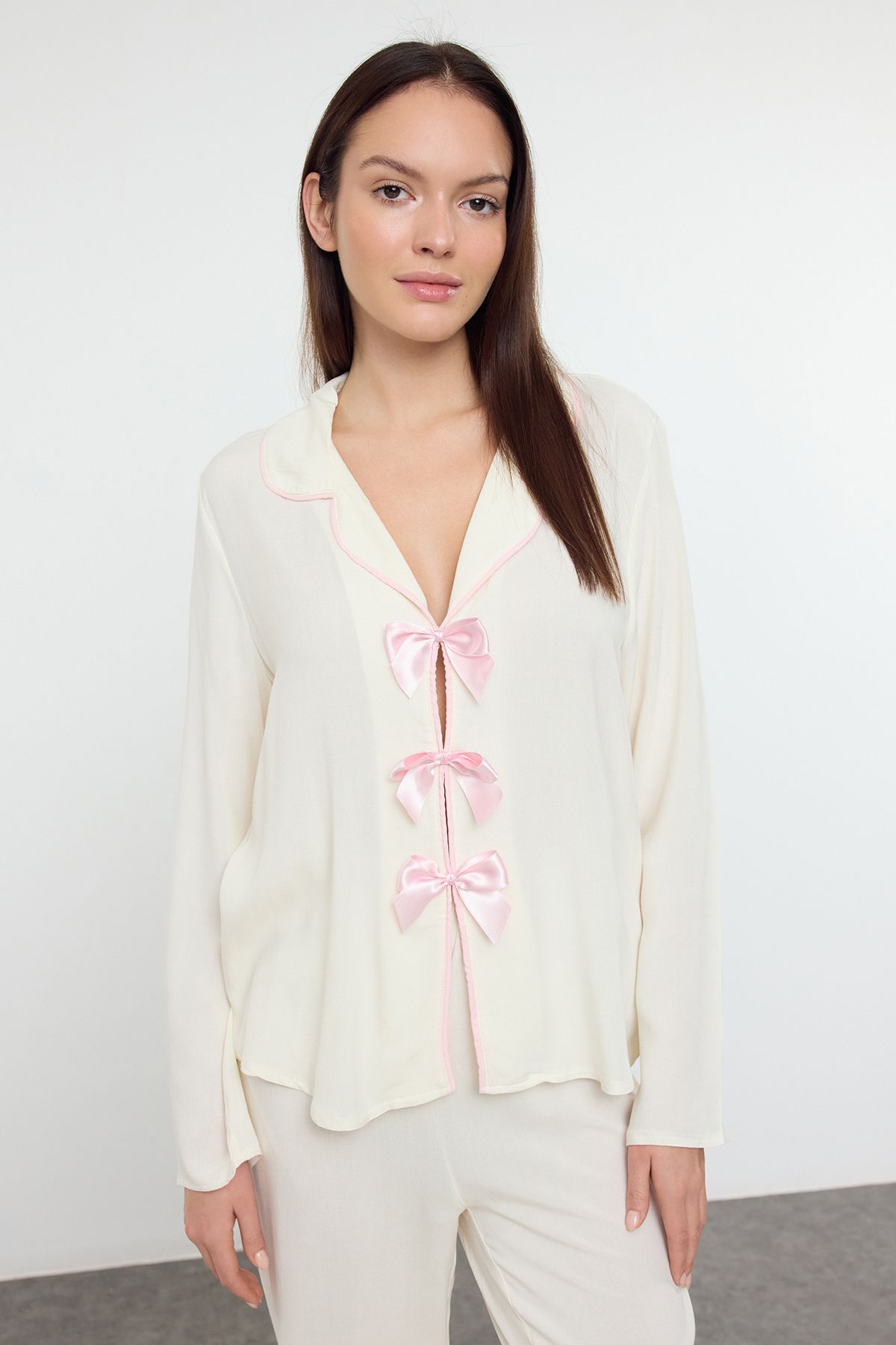 Trendyolmilla Ekru Kurdele/Fiyonk ve Biye Detaylı Viskon Dokuma Pijama Takımı THMAW25PT00032