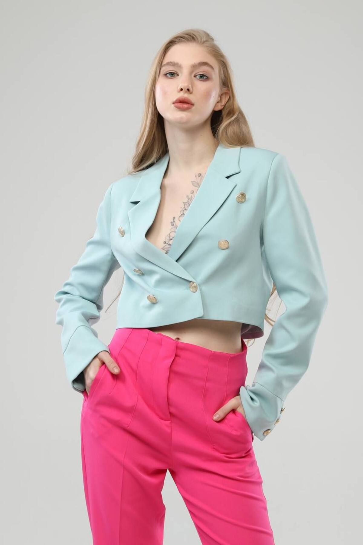 OUZ Fashion Kadın Kruvaze Kapamalı Düğmeli Crop Ceket