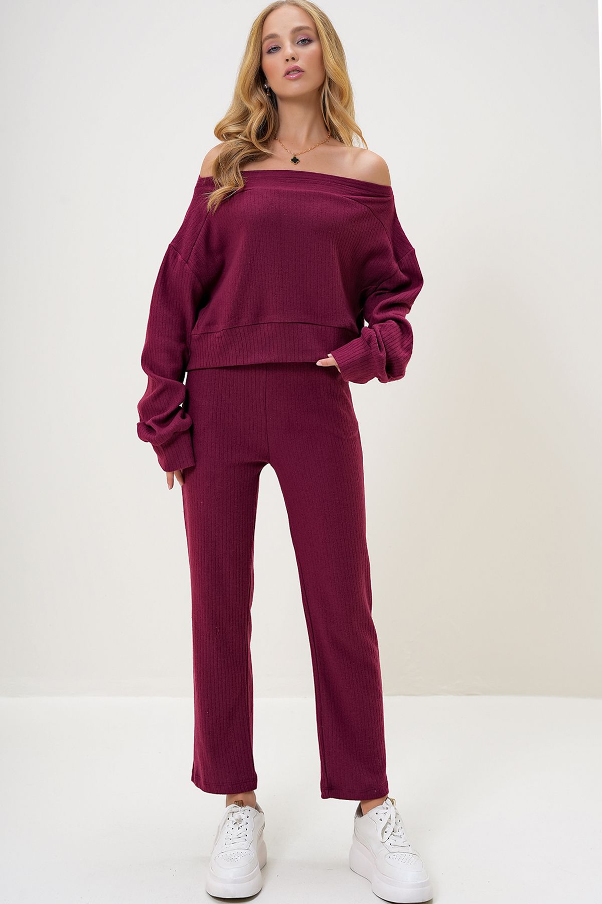 Trend Alaçatı Stili Kadın Bordo İnterlok Kumaş  Madonna Yaka Crop Sweat Ve Paçası Lastikli Pantolon Takım ALC-X13075