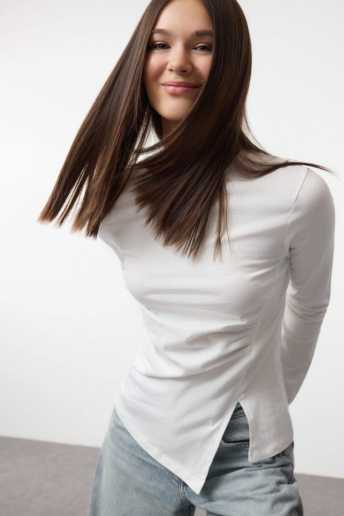Trendyolmilla Ekru Yırtmaç Detaylı Büzgülü Bisiklet Yaka Fitted/Vücuda Oturan Örme Bluz TWOAW24BZ00388