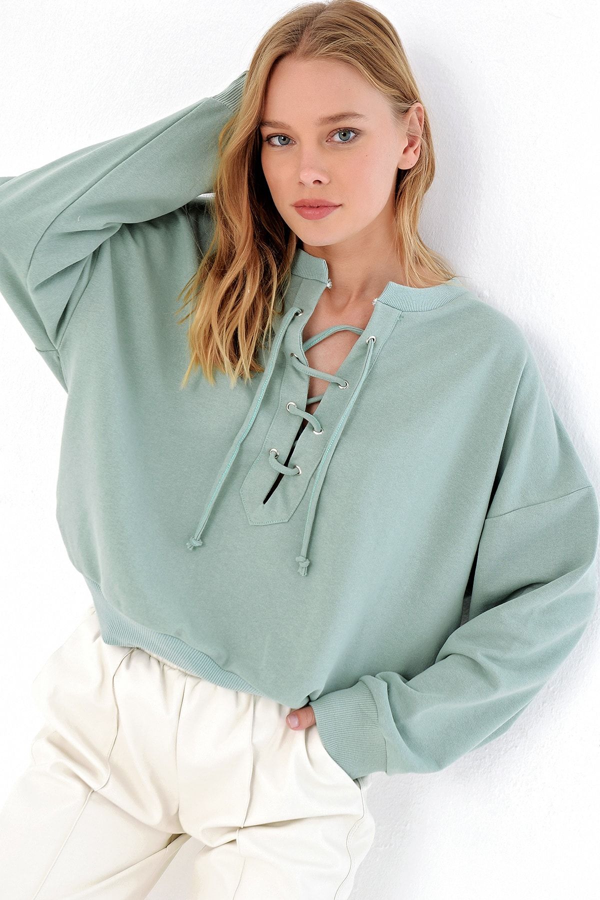 Trend Alaçatı Stili Kadın Çağla Yeşili Önü Bağcıklı Oversıze Sweatshirt MDA-1029
