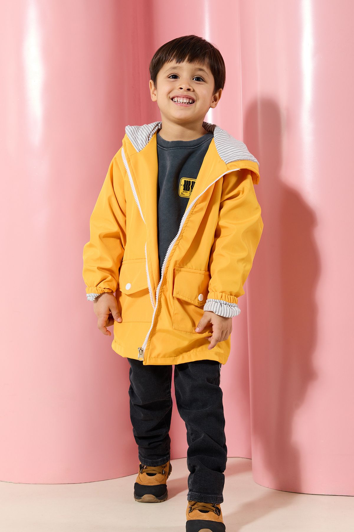 TRENDYOLKIDS Sarı Unisex Su İtici Özellikli Kapüşonlu Yağmurluk TKDAW25CE00002