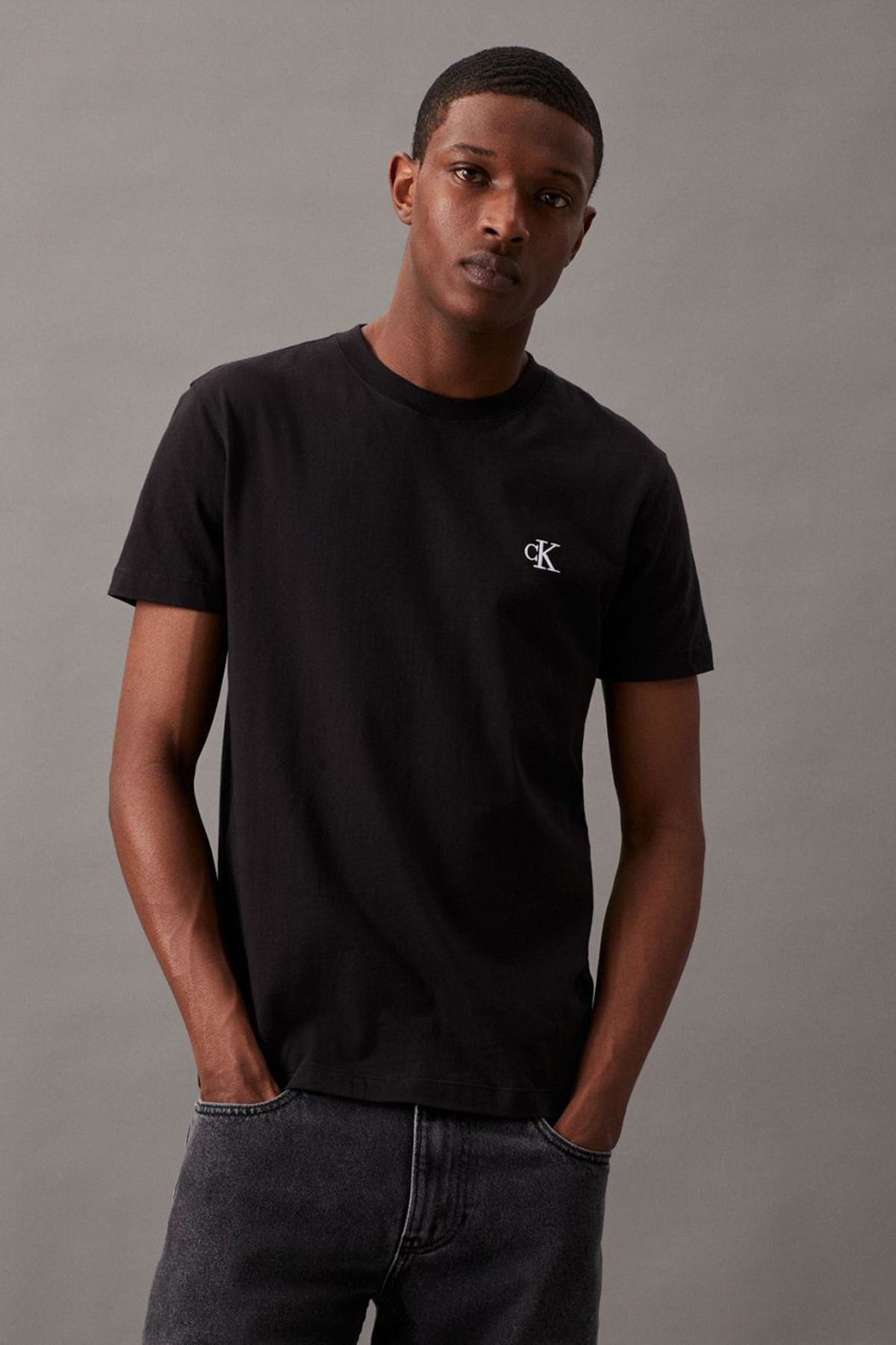 Calvin Klein Erkek Nakışlı Logo Organik Pamuklu Slim Fit Bisiklet Yaka Kısa Kollu Siyah T-shirt J30j