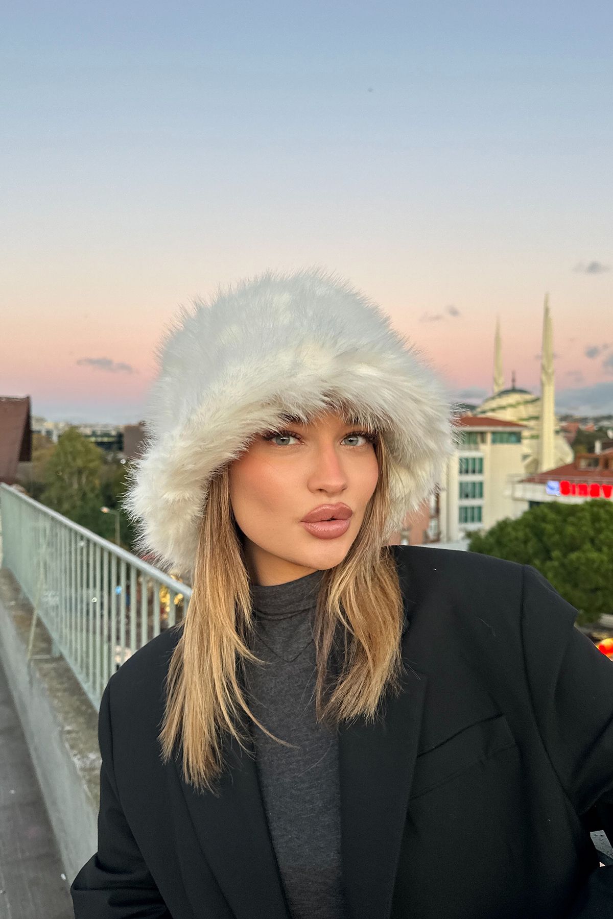 Mollycrush Luxury Kadın Beyaz Uzun Tüylü Suni Kürklü Peluş Bucket Kalpak Şapka