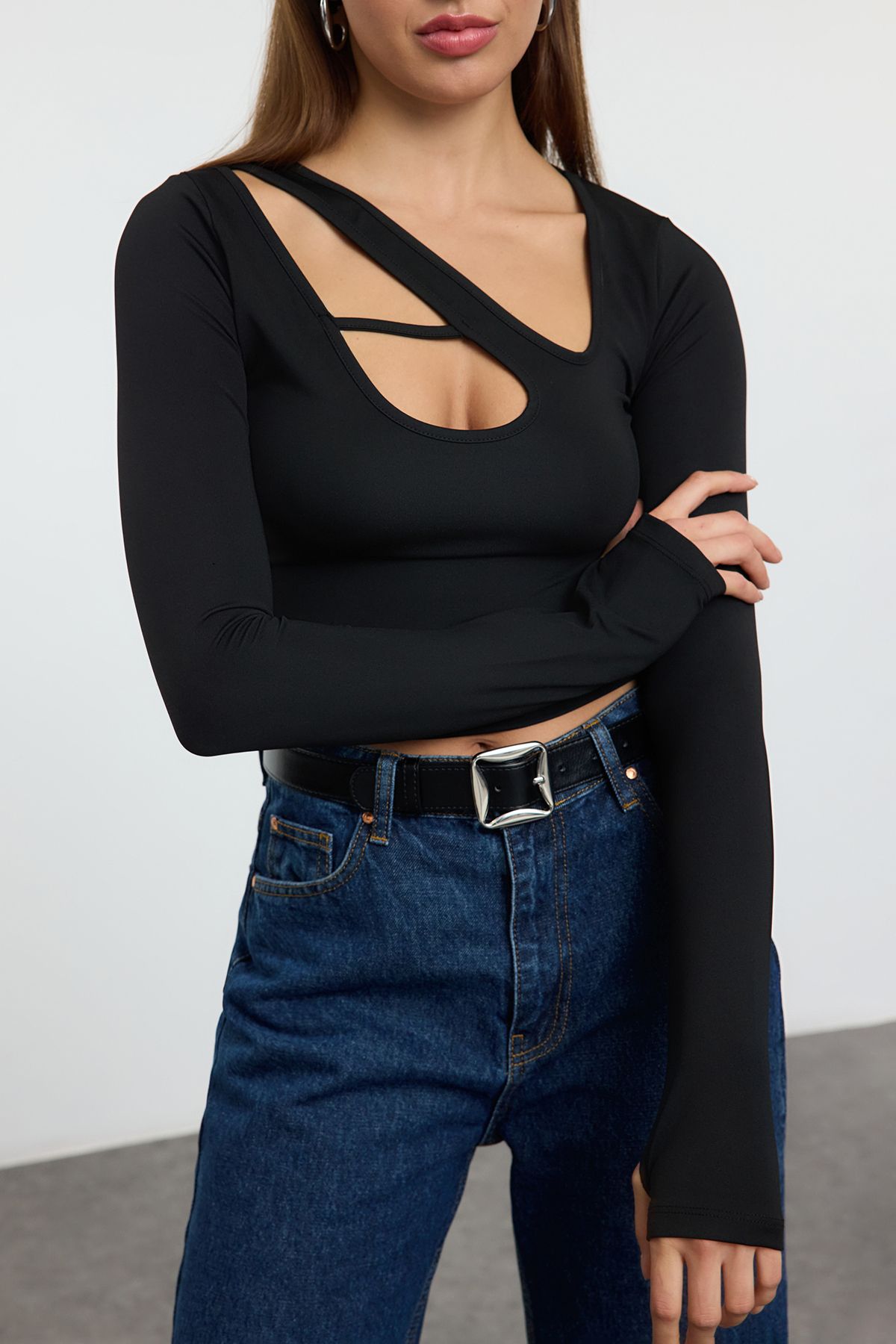 Edit by Trendyol Siyah Cut Out/Pencere Detaylı Crop Örme Bluz TEDAW25BZ00039