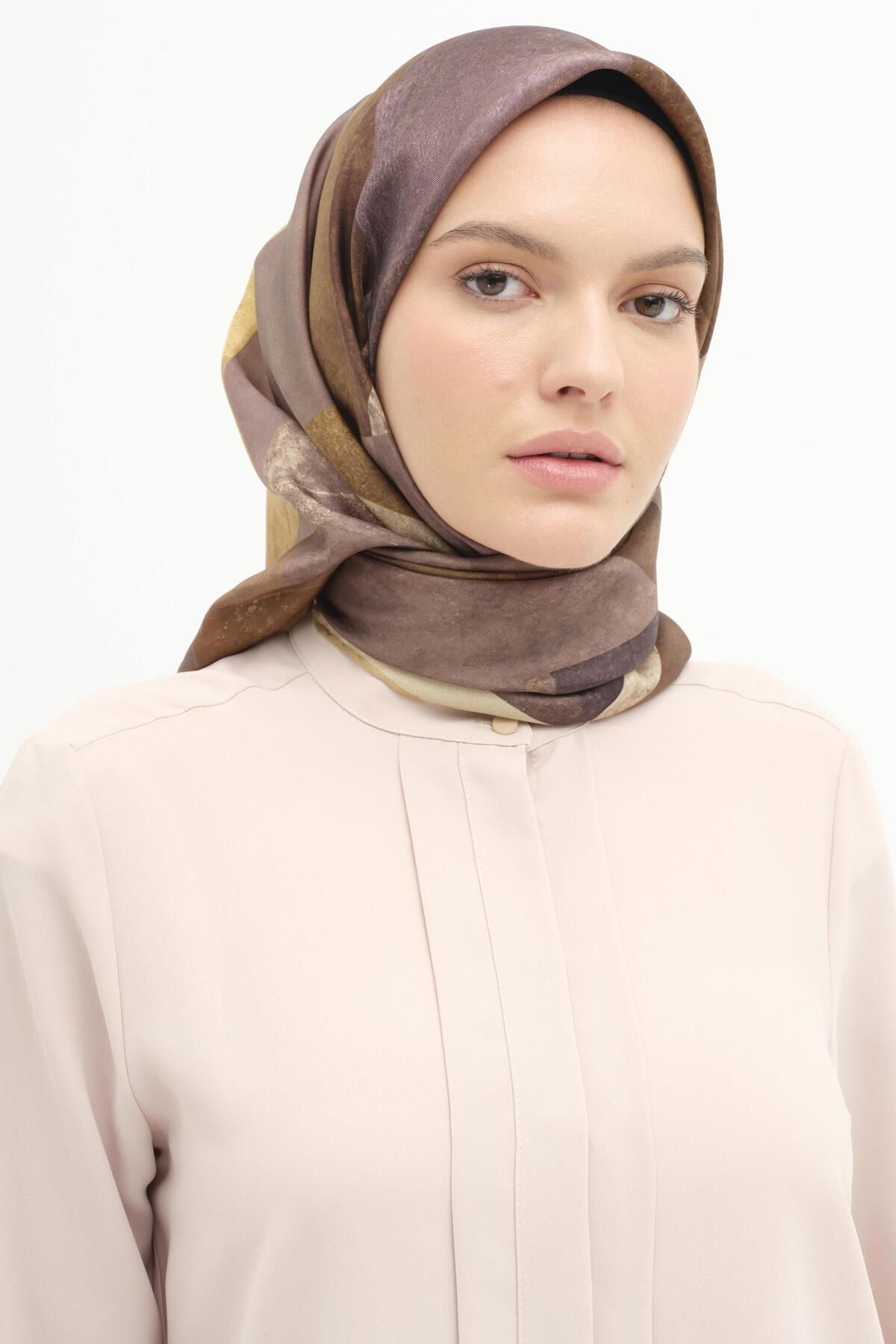 Tuğba Patchwork Desen Twill İpek Eşarp - Kahve