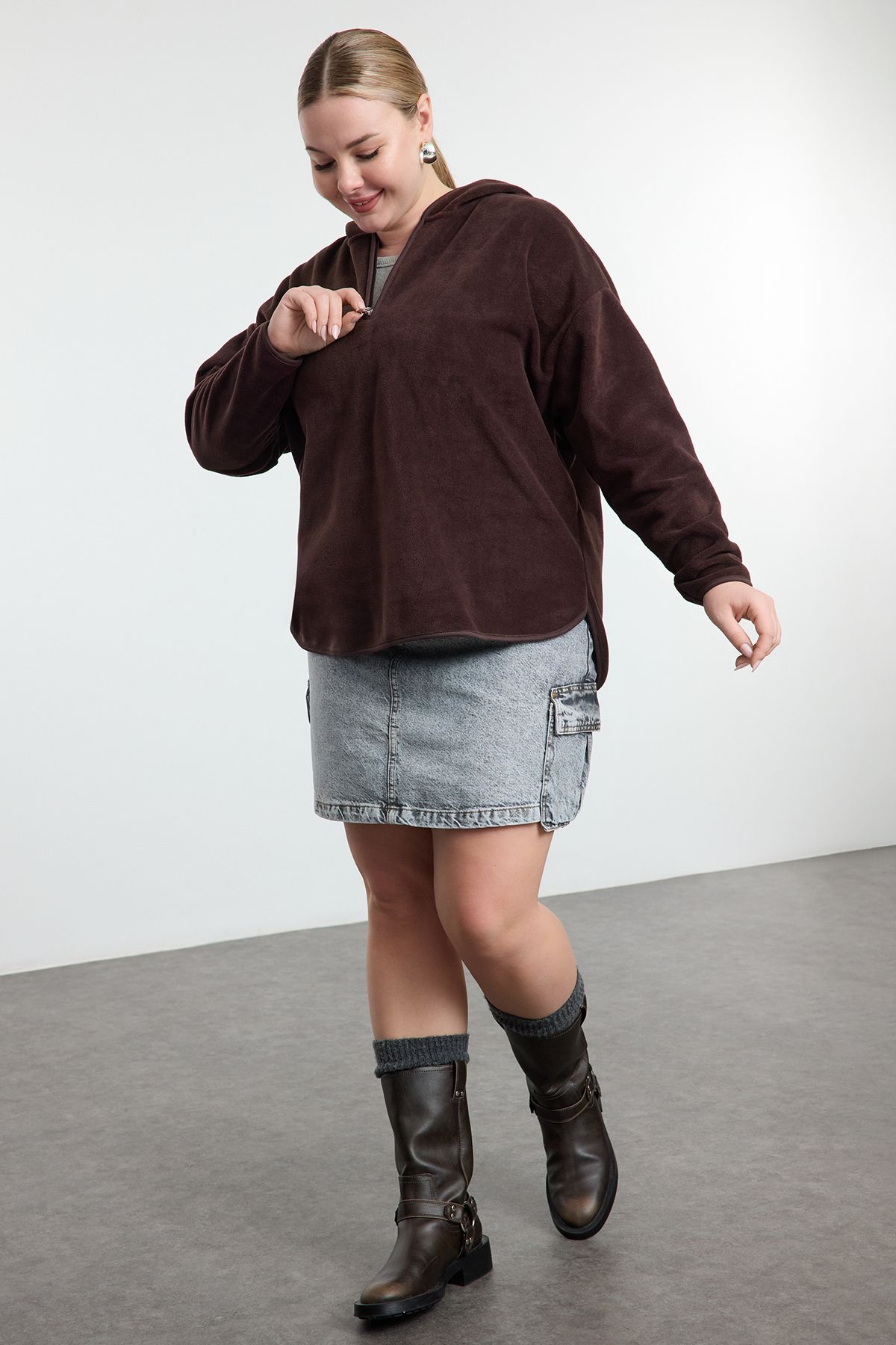 Trendyol Curve Kahverengi Kalın Polar Kapüşonlu ve Fermuarlı Oversize Örme Büyük Beden Sweatshirt TBBAW25AO00030