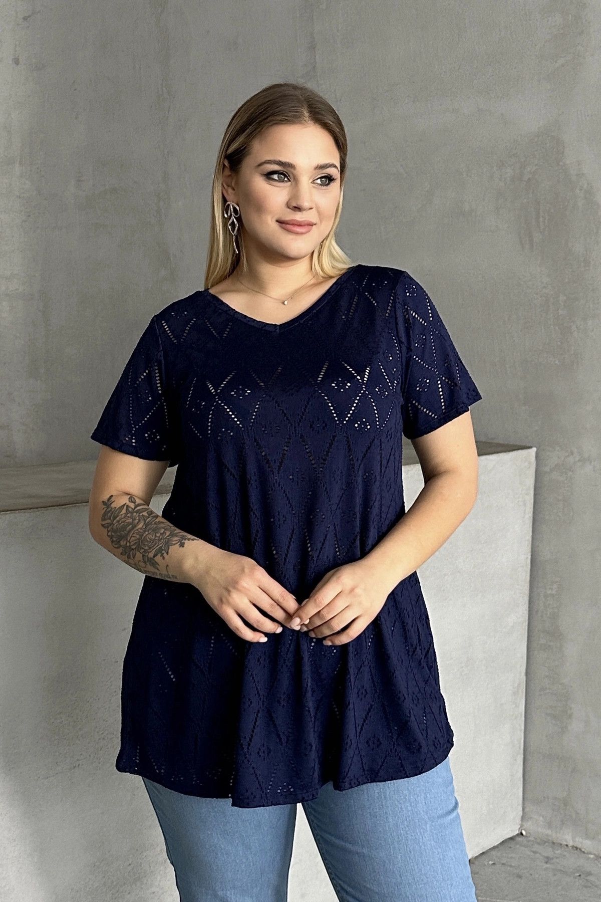 Stil Diva Büyük Beden V Yaka Kısa Kollu Dantel Detaylı Astarsız Bluz 303263