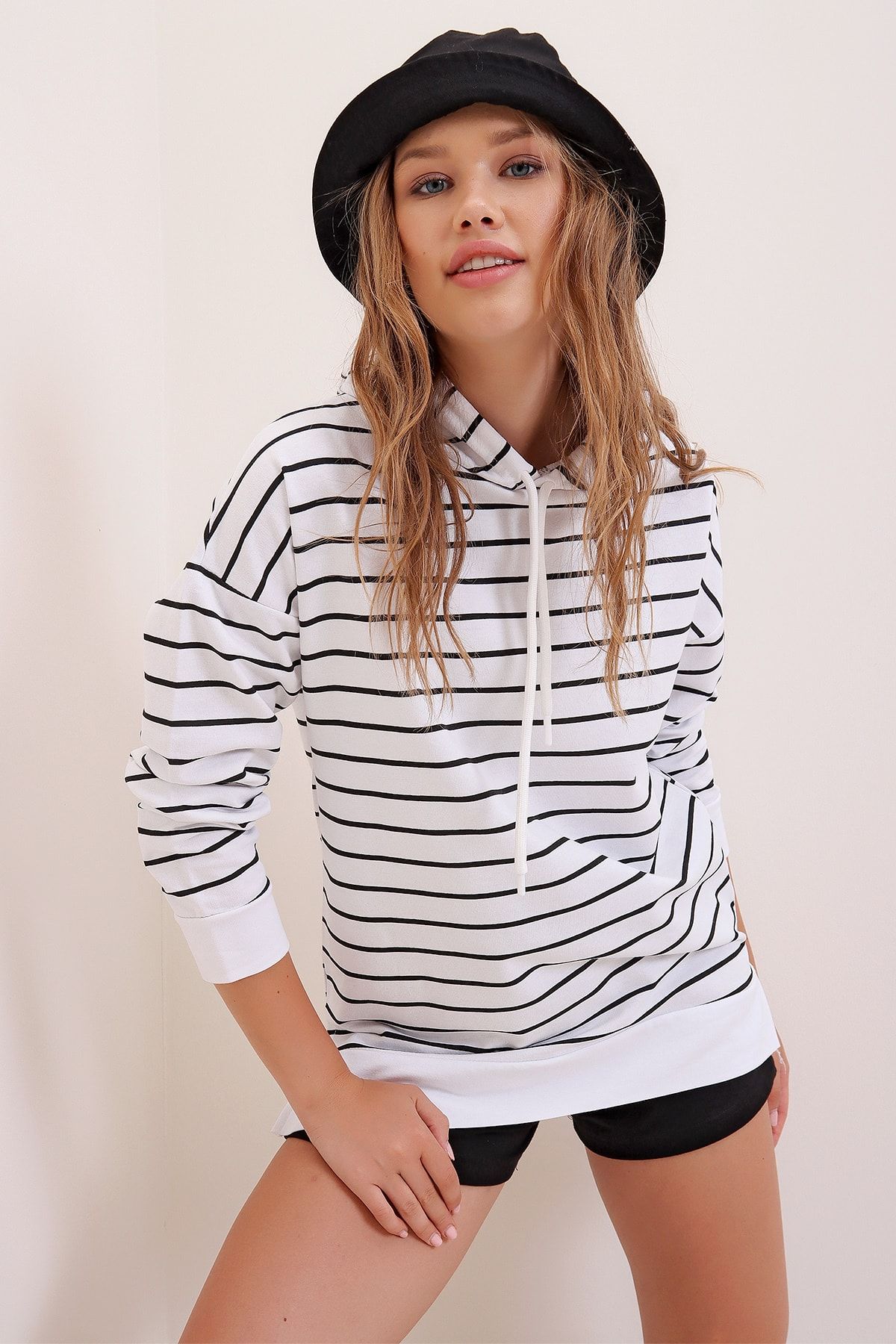 Trend Alaçatı Stili Kadın Beyaz Kapüşonlu Çizgi Desenli Yanı Yırtmaçlı Mevsimlik Oversize Sweatshirt ALC-X6981