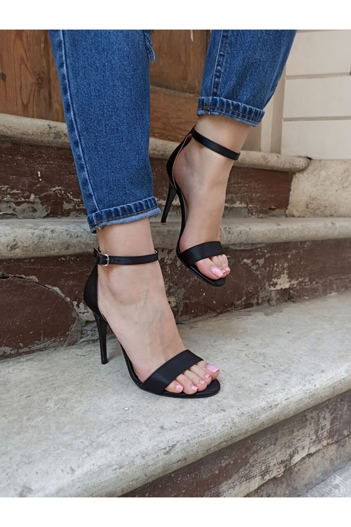 Atelierby DS Kadın Siyah Saten Ince Topuk Tek Bant Topuklu Ayakkabı