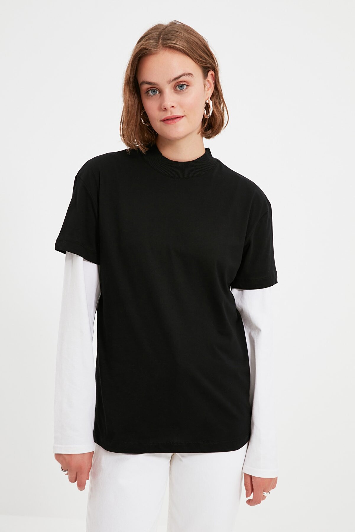 TRENDYOL MODEST Siyah Basic Yüksek Yaka Kısa Kollu Örme T-Shirt TCTAW22RT0003