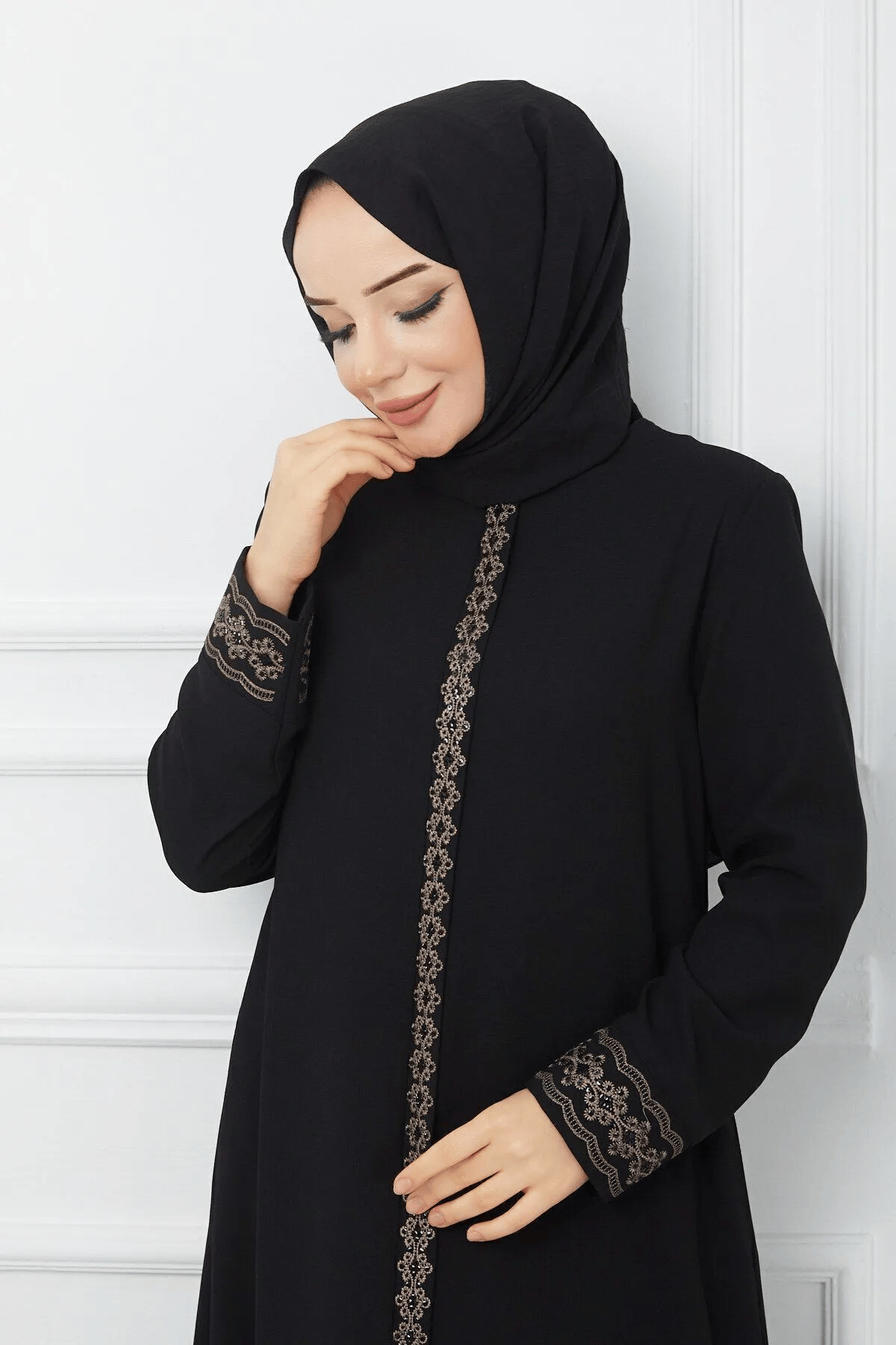 Efelif Siyah Boydan Fermuarlı Papatya Işlemeli Büyük Beden Ferace - Şık ve Konforlu Tesettür Giyim