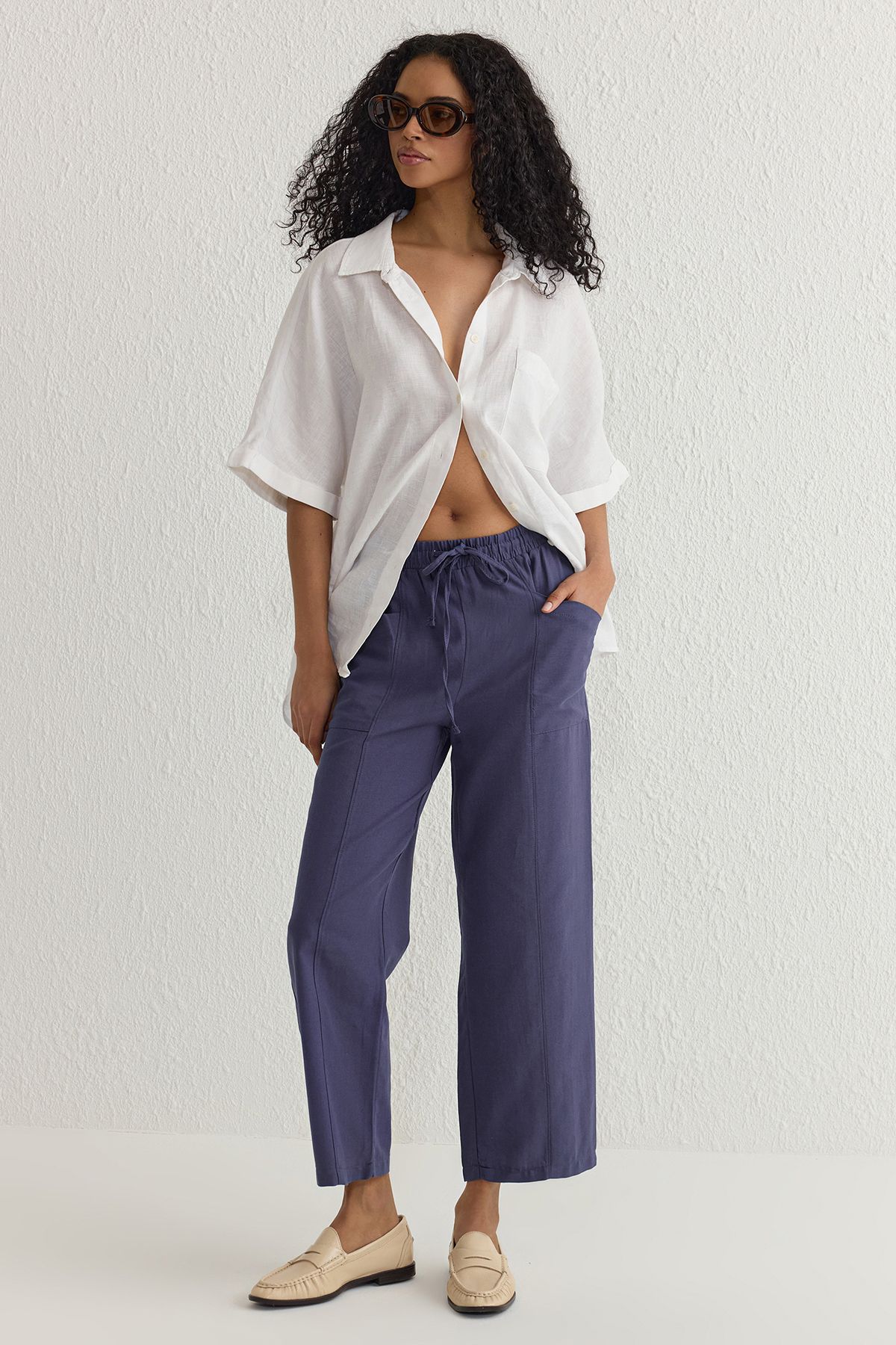 TRENDYOLMİLLA Indigo Keten İçerikli Beli Lastikli Straight/Düz Kesim Dokuma Pantolon TWOSS25PL00016