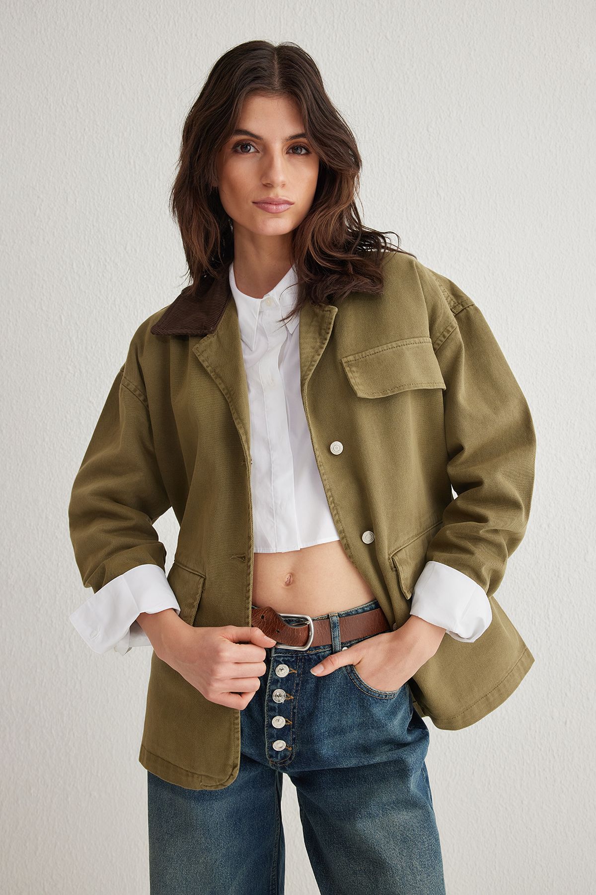 TRENDYOLMİLLA Haki Kontrast Fitilli Yakalı Cep Kapak Detaylı Oversize Denim Gömlek Ceket TWOSS25CE00006