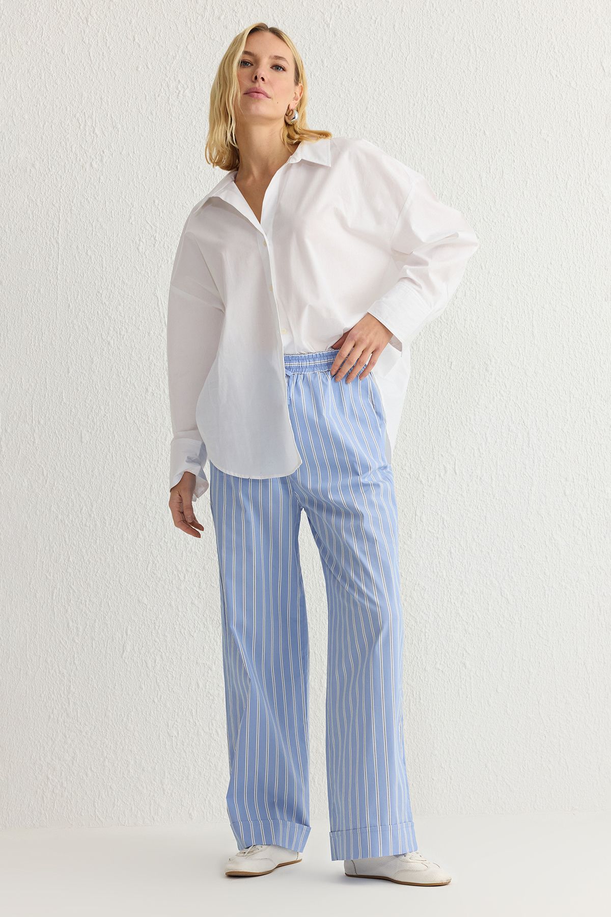 TRENDYOLMİLLA Mavi Beli Lastikli Çizgili Wide Leg/Geniş Paça Dokuma Pantolon TWOSS25PL00009