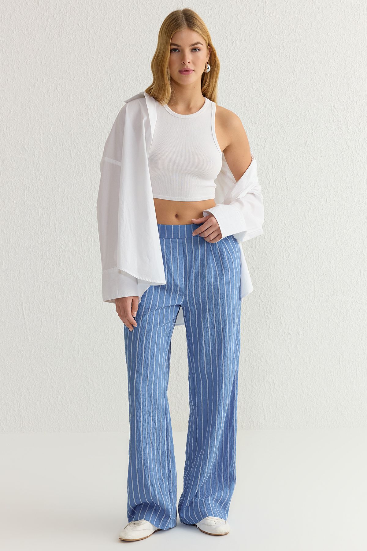 TRENDYOLMİLLA Mavi Çizgili Crinkle Normal Bel Wide Leg/Geniş Paça Dokuma Pantolon TWOSS25PL00017