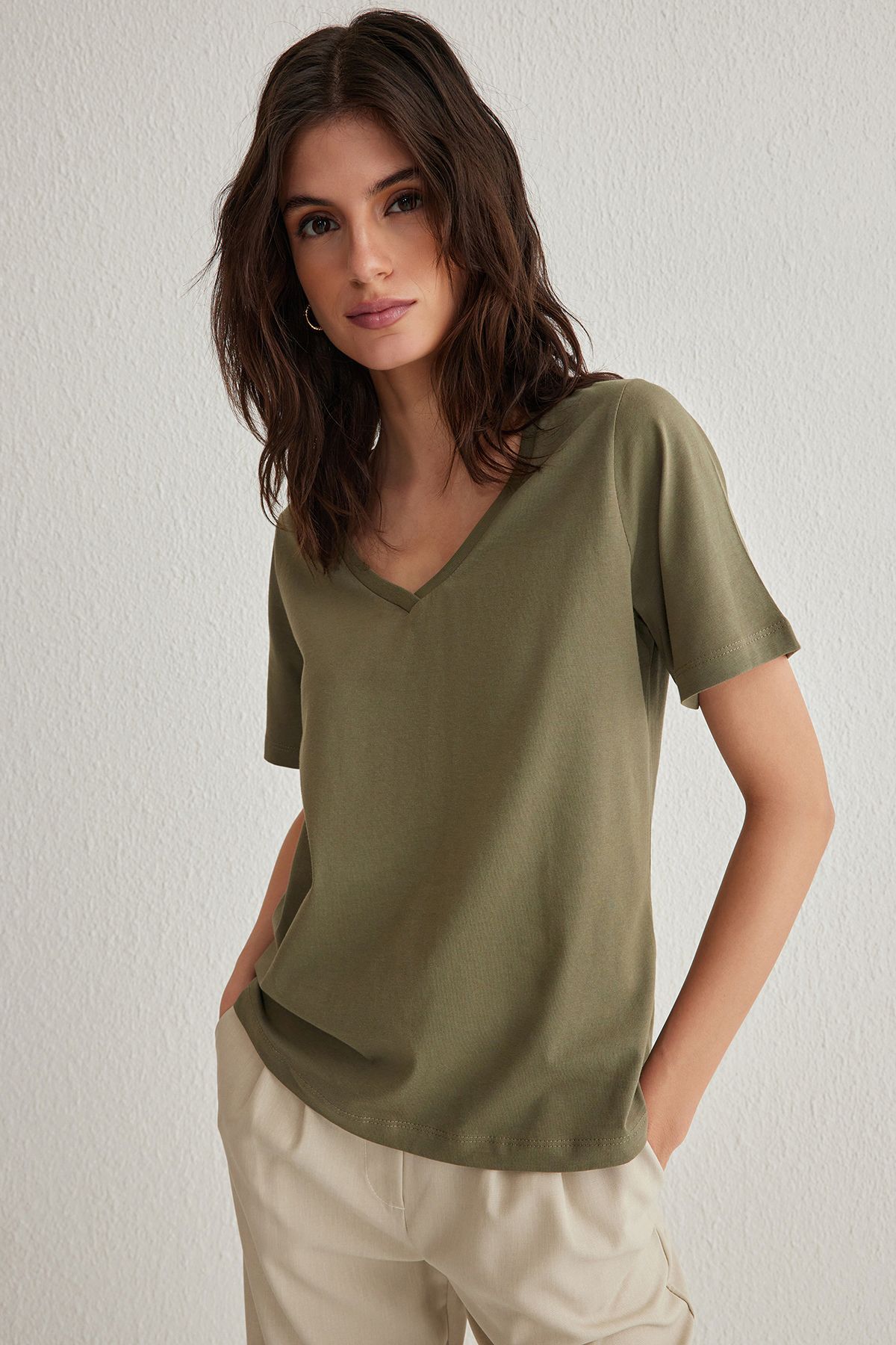TRENDYOLMİLLA Haki %100 Pamuk Basic V Yaka  Örme T-Shirt TWOSS23TS00001