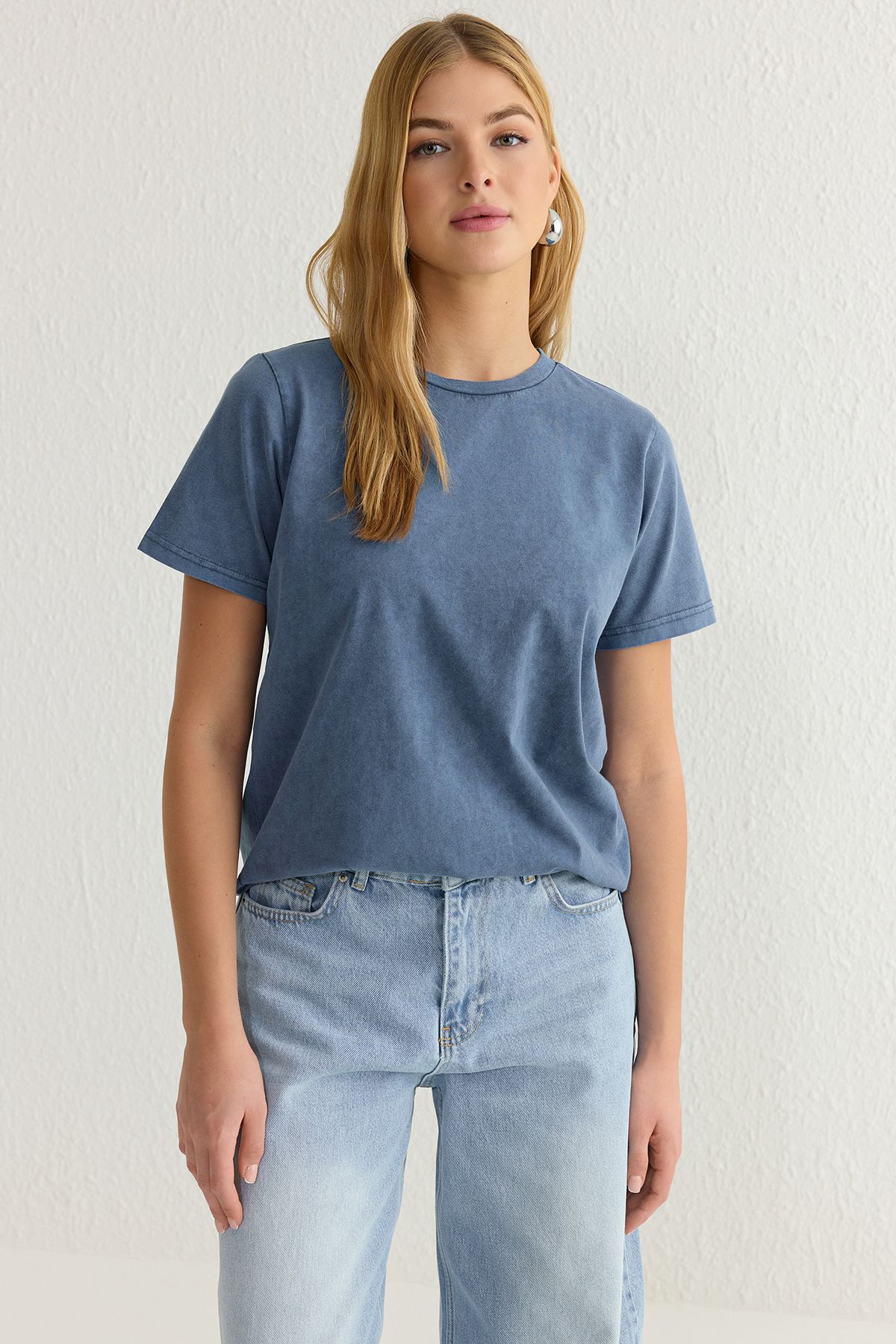 TRENDYOLMİLLA İndigo Yıkamalı %100 Pamuk Premium Basic Bisiklet Yaka  Örme T-Shirt TWOSS23TS00042