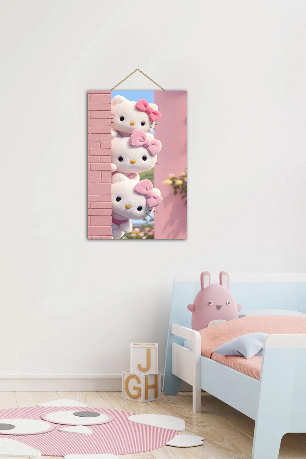 VAVDESİGN Pembe Duvarda Üç HELLO KİTTY Çocuk ve Genç Odası Ahşap Duvar Tablosu