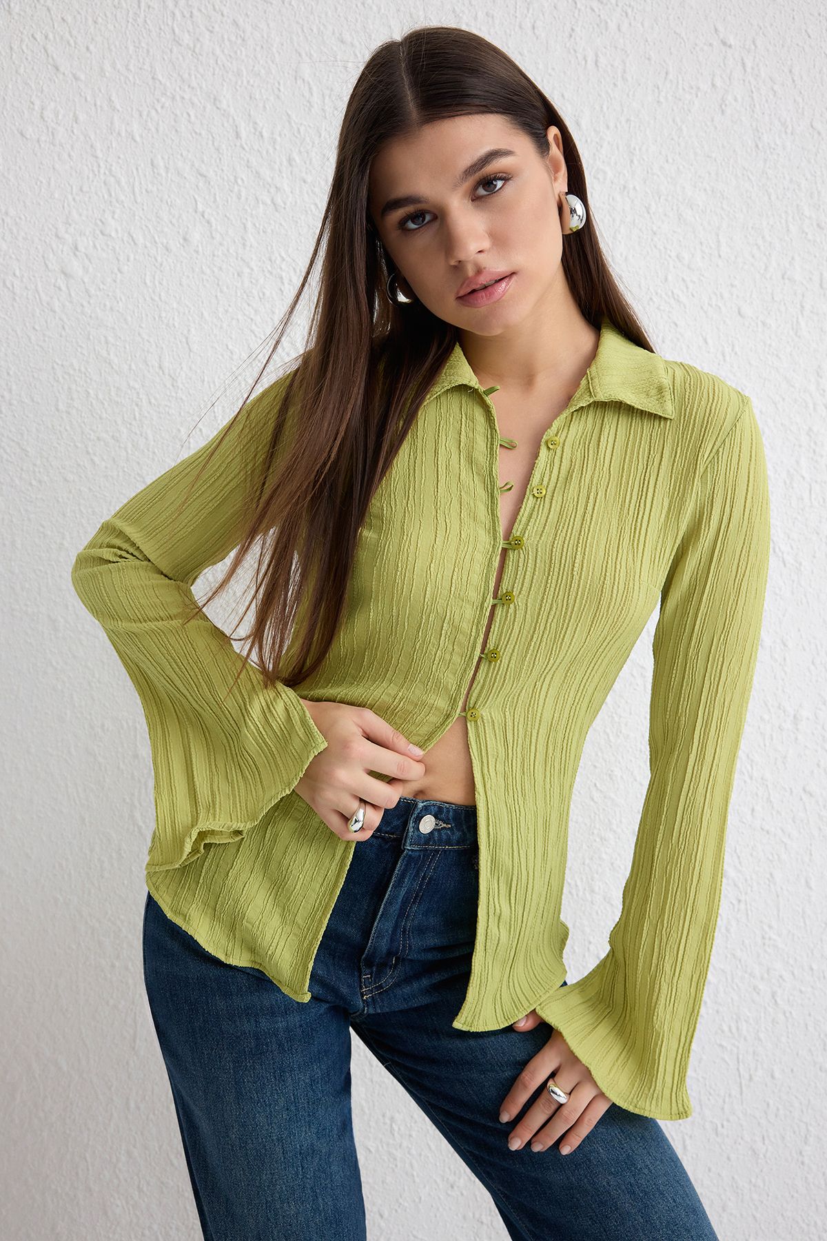 Trendyolmilla Haki Dokulu Fitted Bele Oturan Dokuma Gömlek TWOSS24GO00002