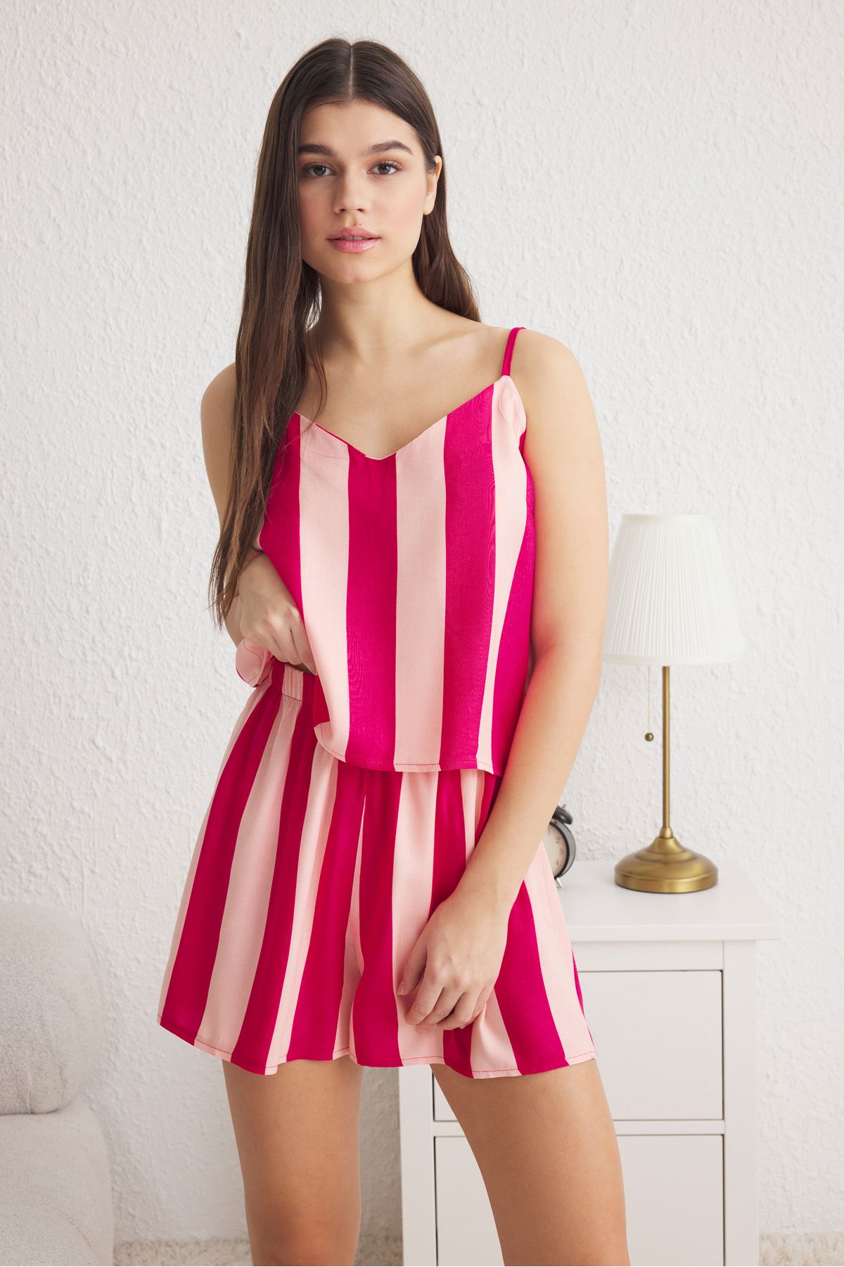 Trendyolmilla Pembe Çizgili İp Askılı Viskon Şortlu Dokuma Pijama Takımı THMSS23PT00225