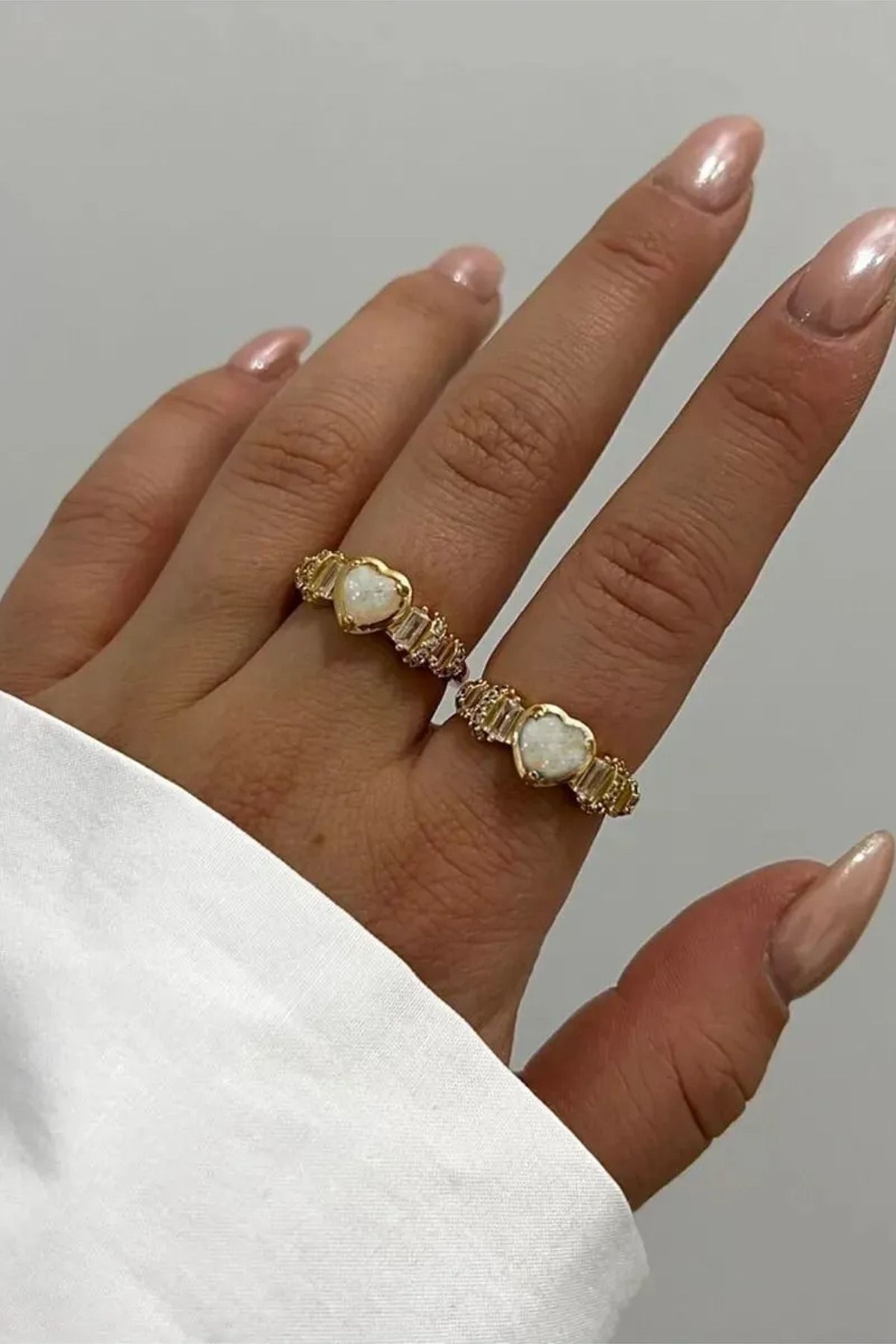 AURRARİ Kadın 18k Altın Kaplama Beyaz Opal Kalp & Zirkon Baget Taşlı Ayarlanabilir Çelik Yüzük (exclusive)