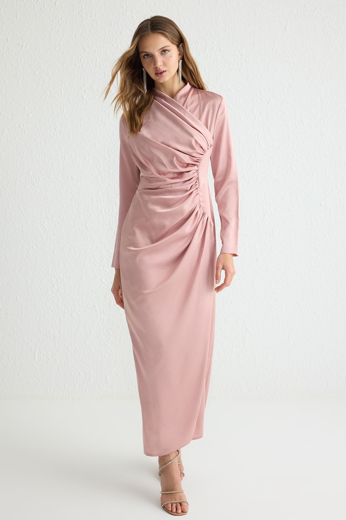 TRENDYOL MODEST Pudra Büzgü Detaylı Dokuma Saten Abiye Elbise TCTSS24DB00037