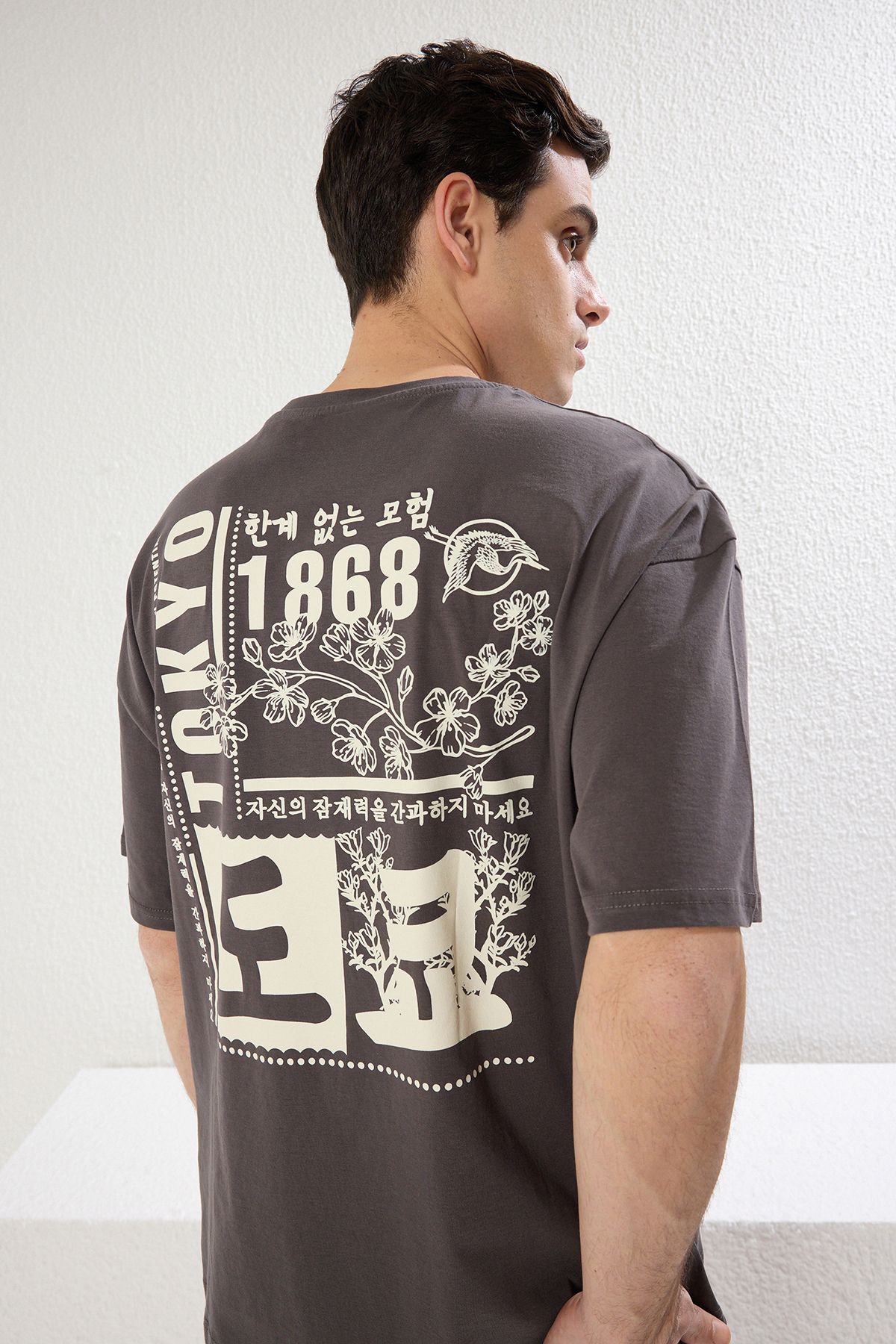 TRENDYOL MAN Antrasit Oversize/Geniş Kesim Uzak Doğu Baskılı %100 Pamuklu T-Shirt TMNSS23TS00170