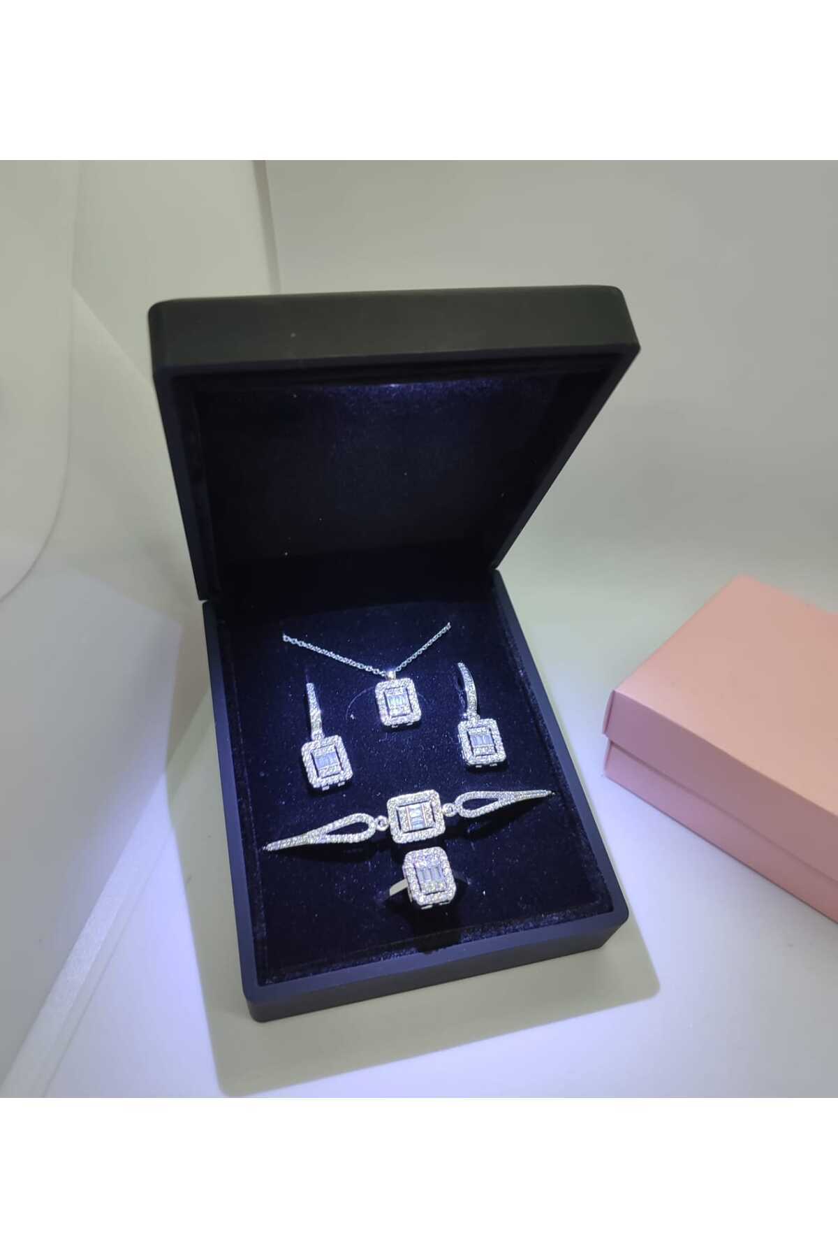 Hkn Avm Accessori̇es Işıklı Set Kutusunda Gerçek Çelik Gümüş Renk Kolye Baget Evlilik Yüzüğü Bileklik Küpe Seti 14 Şubat