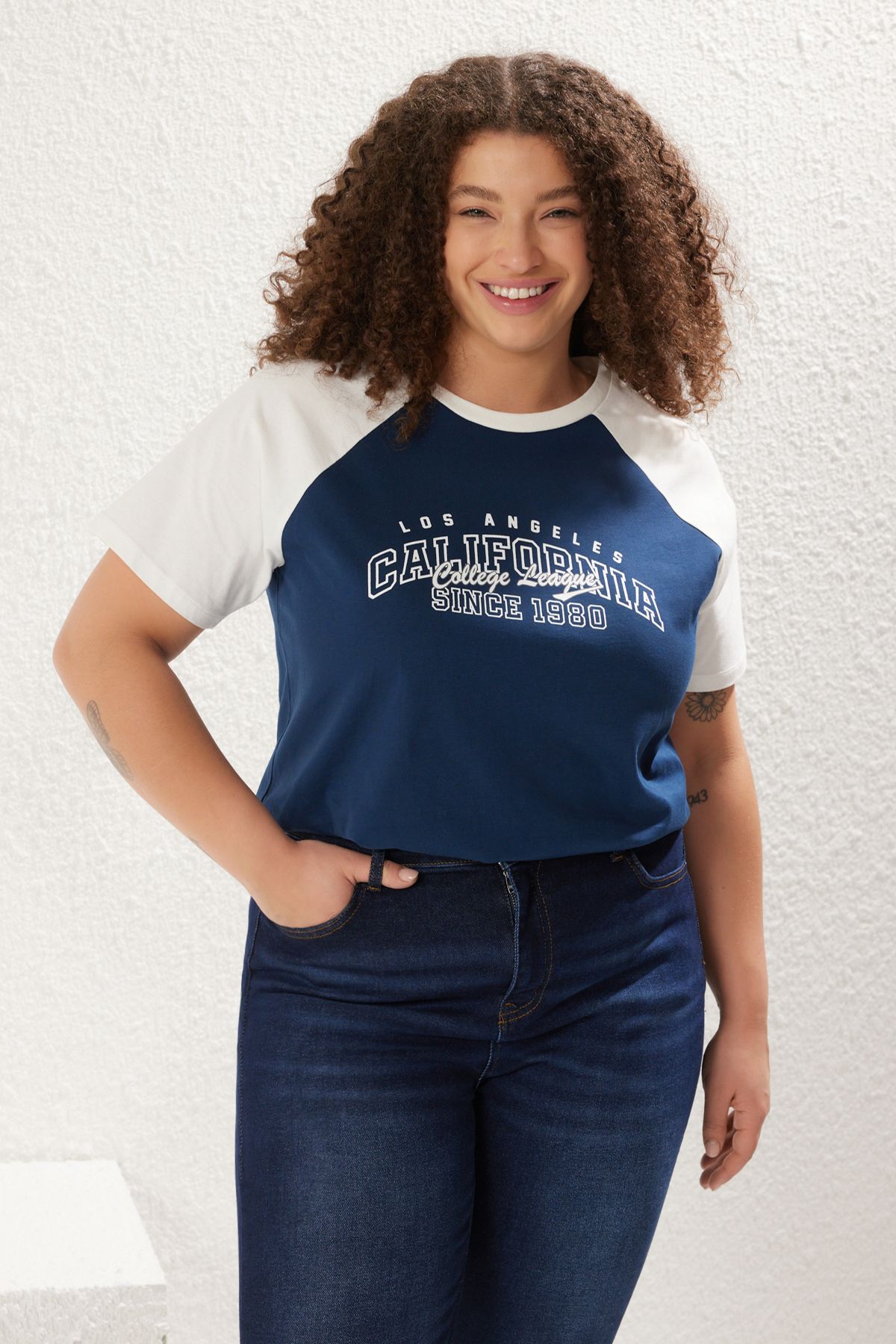 Trendyol Curve Mavi Renk Bloklu Baskılı %100 Pamuk Örme Büyük Beden T-shirt TBBSS23BF00014