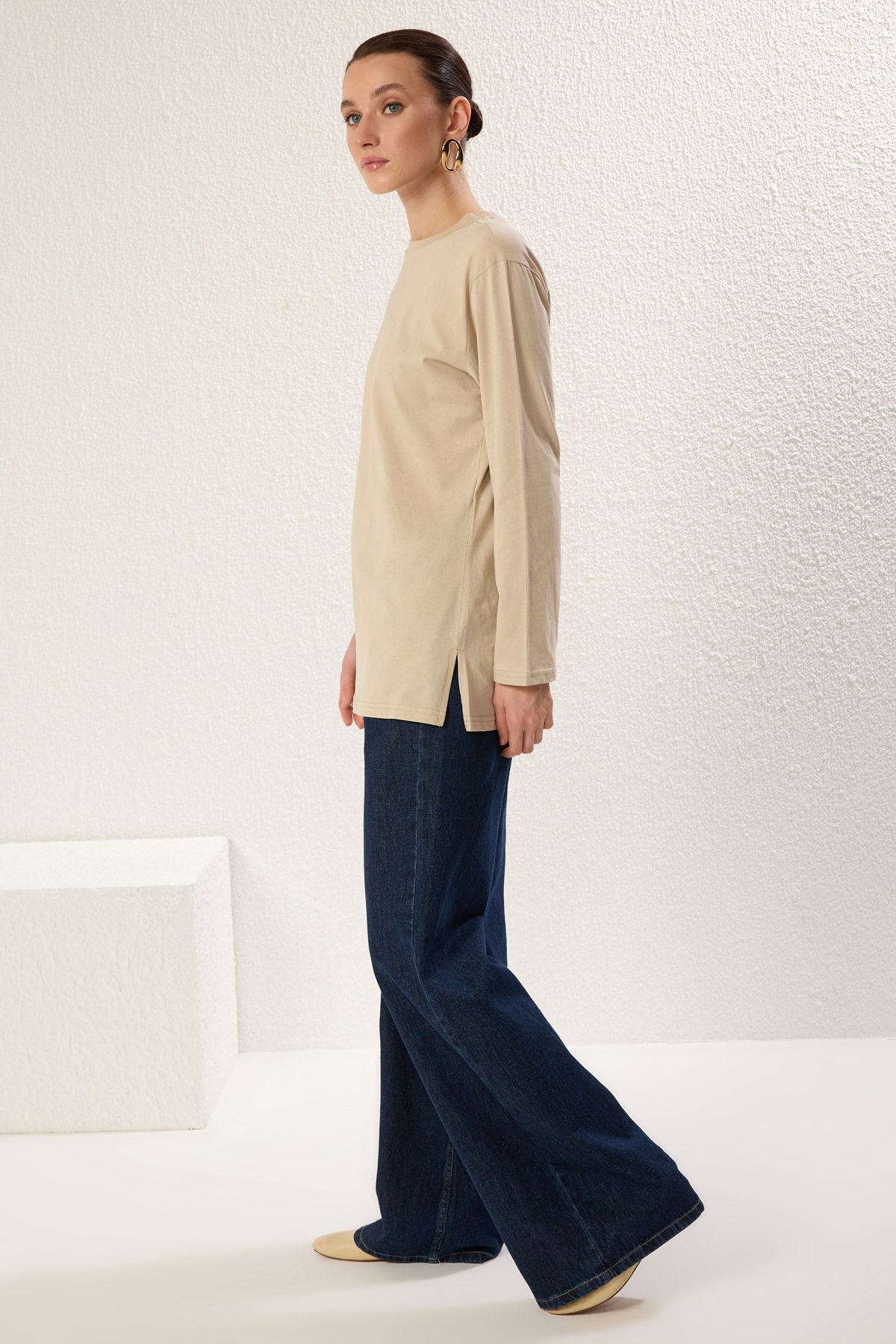 TRENDYOL MODEST Ten Bej Uzun Kollu Yırtmaç Detaylı Örme T-Shirt TCTSS25RT00000