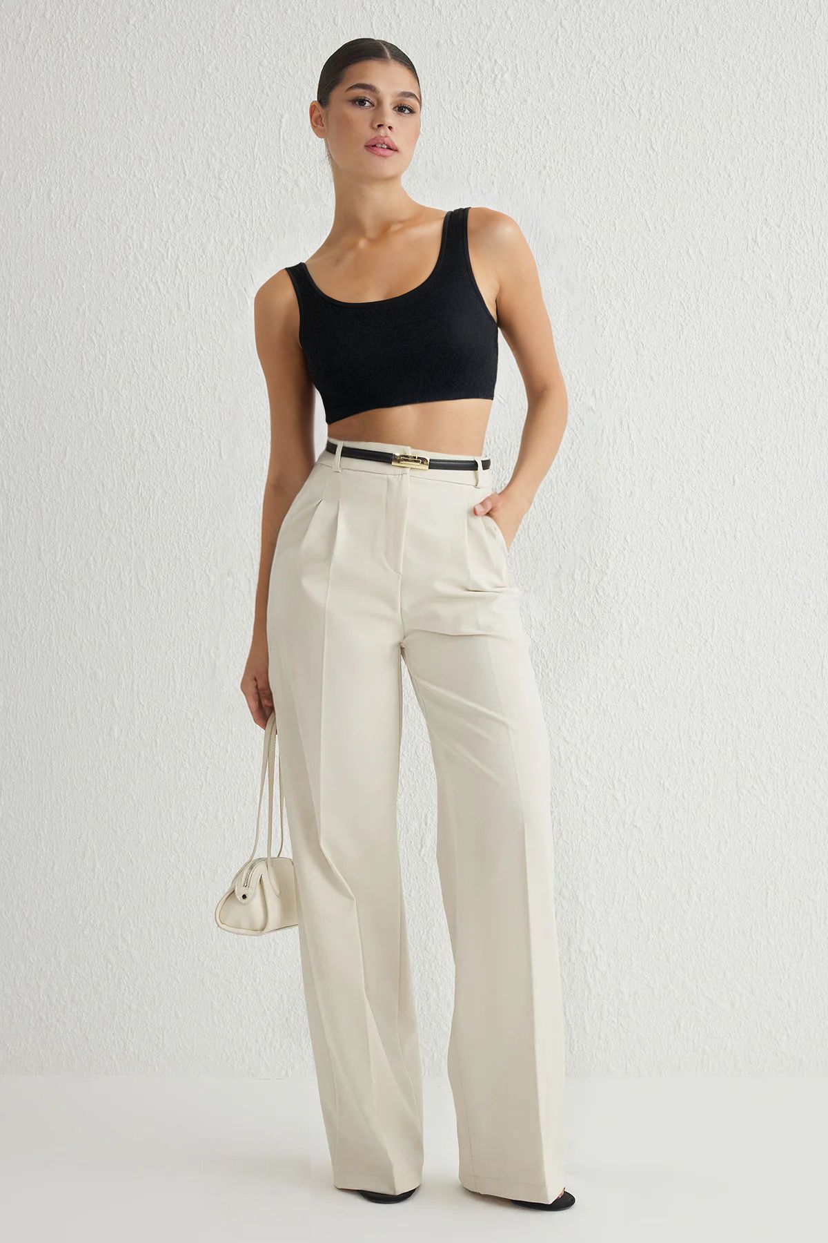 TRENDYOLMİLLA Ekru Pilili Wide Leg/Geniş Paça Dokuma Pantolon TWOAW25PL00109