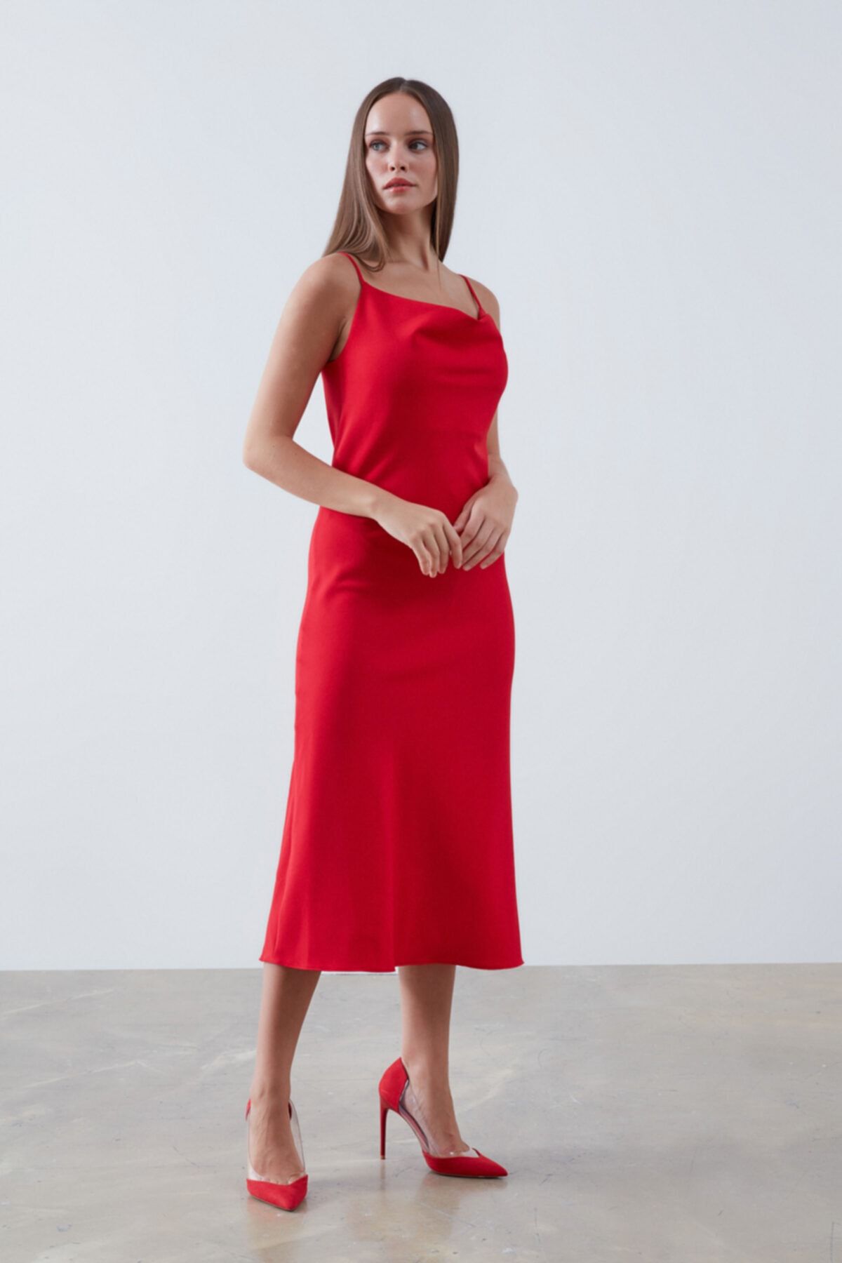 Gusto Ince Askılı Degaje Yakalı Elbise - Kırmızı