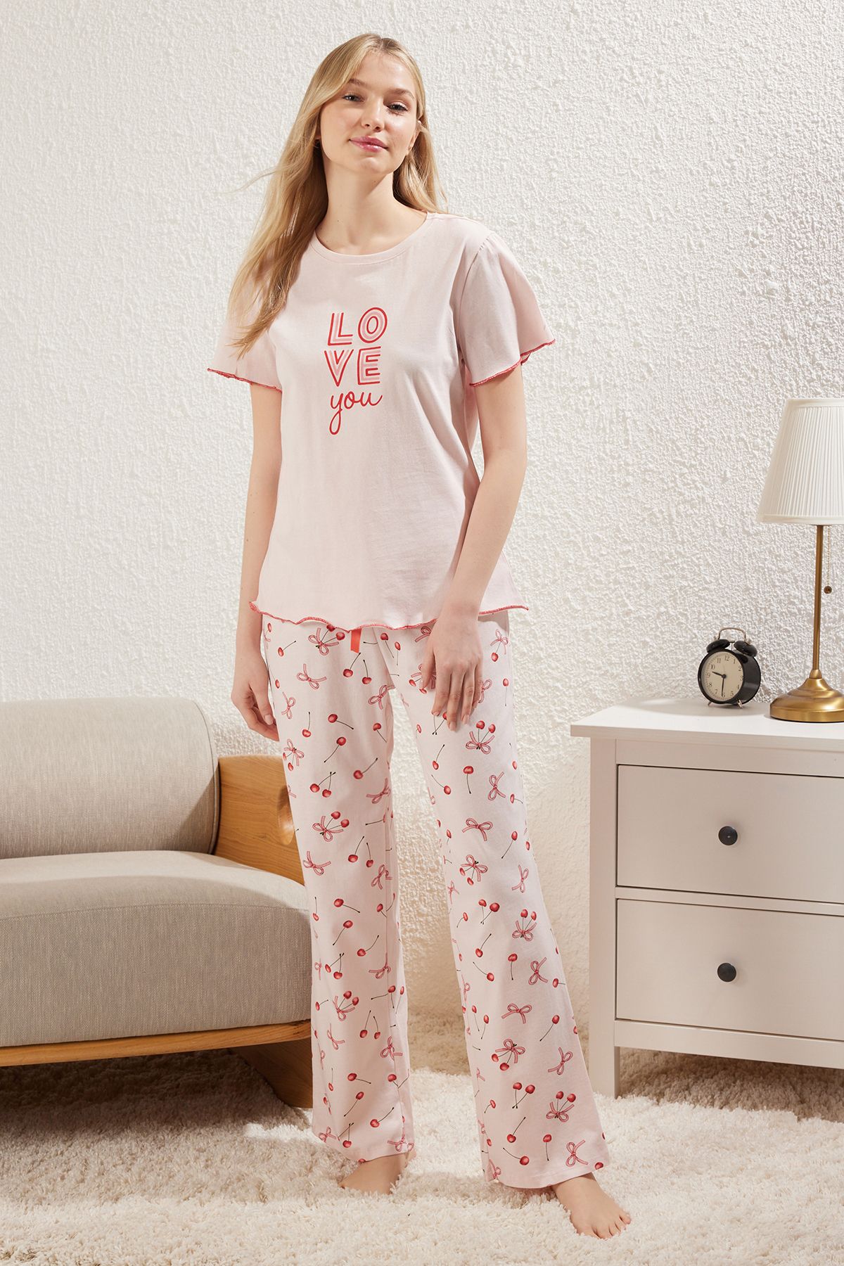 Trendyolmilla Pudra %100 Pamuklu Kiraz ve Kurdele/Fiyonk Desenli Örme Pijama Takımı THMSS25PT00188