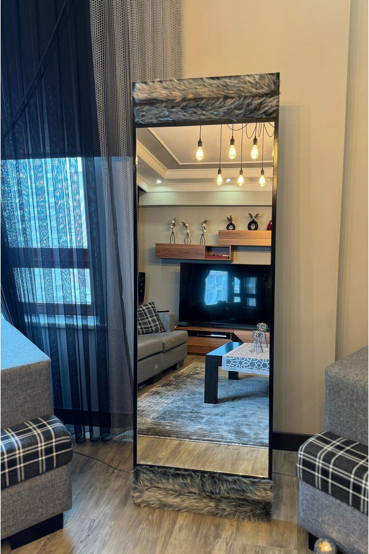 Lorien Kürklü Metal Boy Aynası 180x60 Siyah Ayaklı Boy Aynası Kürk