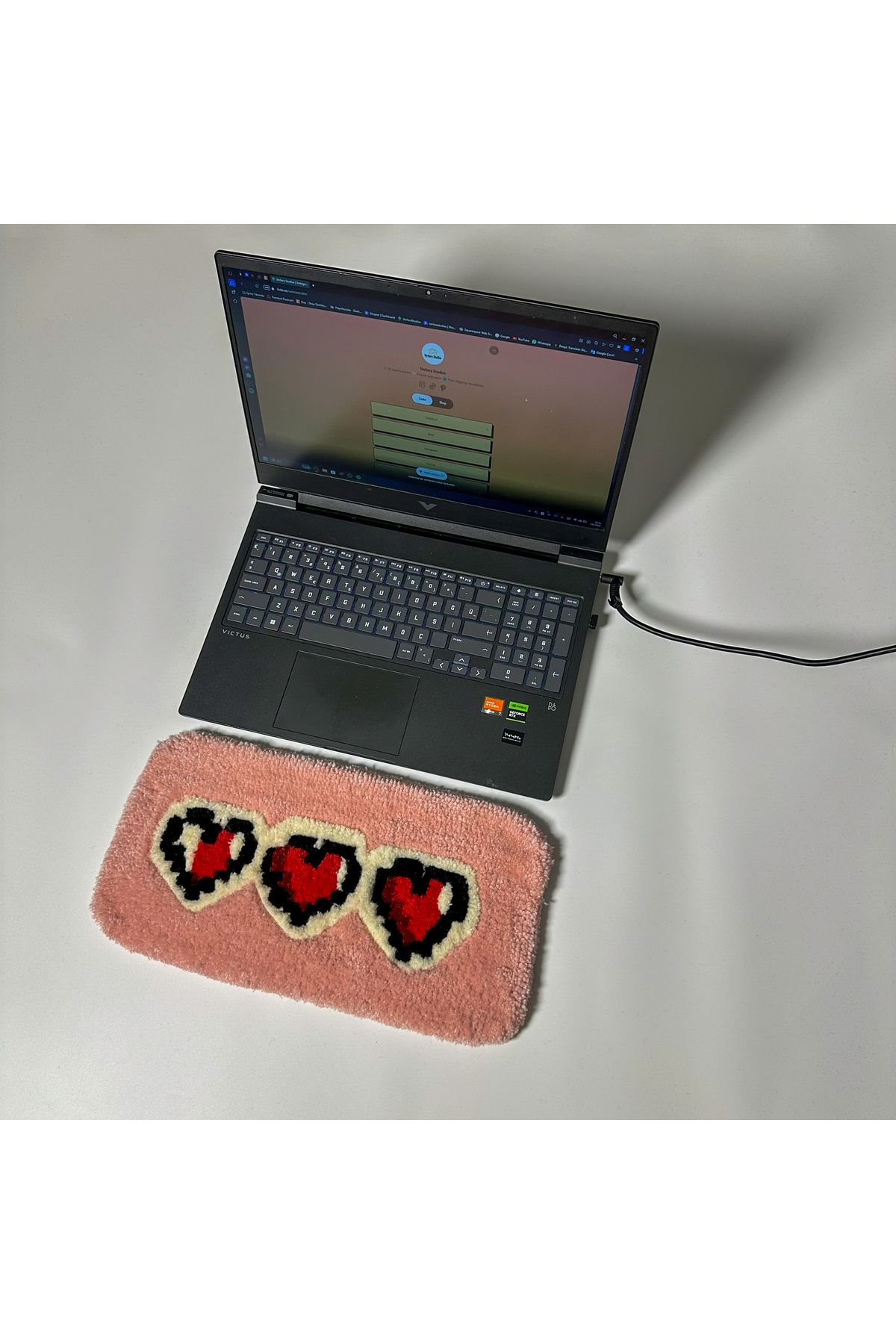 Verlora Studios Can Alıcı - Pixel Art Tasarımlı El Yapımı Tufting Klavye Halısı, Kaydırmaz Tabanlı