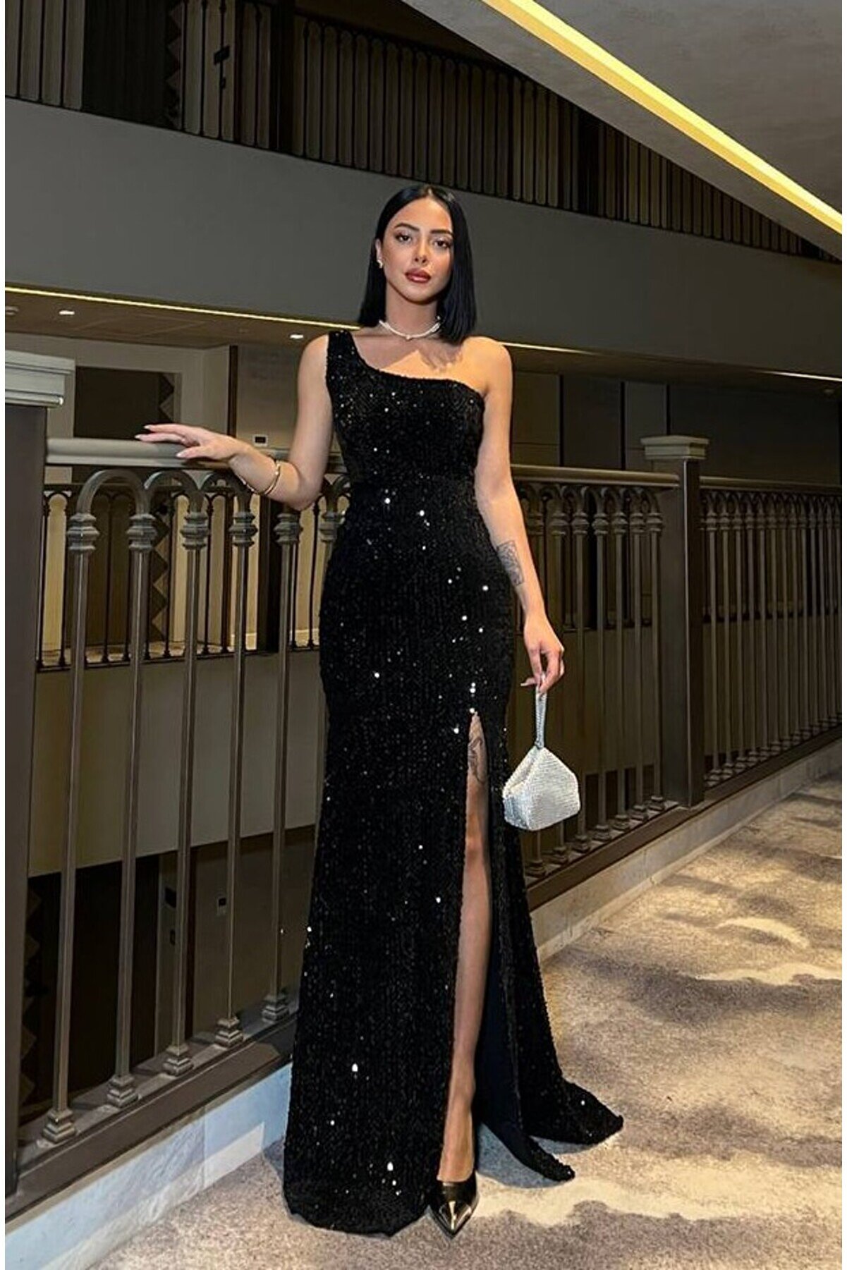 WoolnClyde Siyah Kadife Maxi Abiye Elbise - Tek Omuz Yırtmaçlı Sırt Detaylı