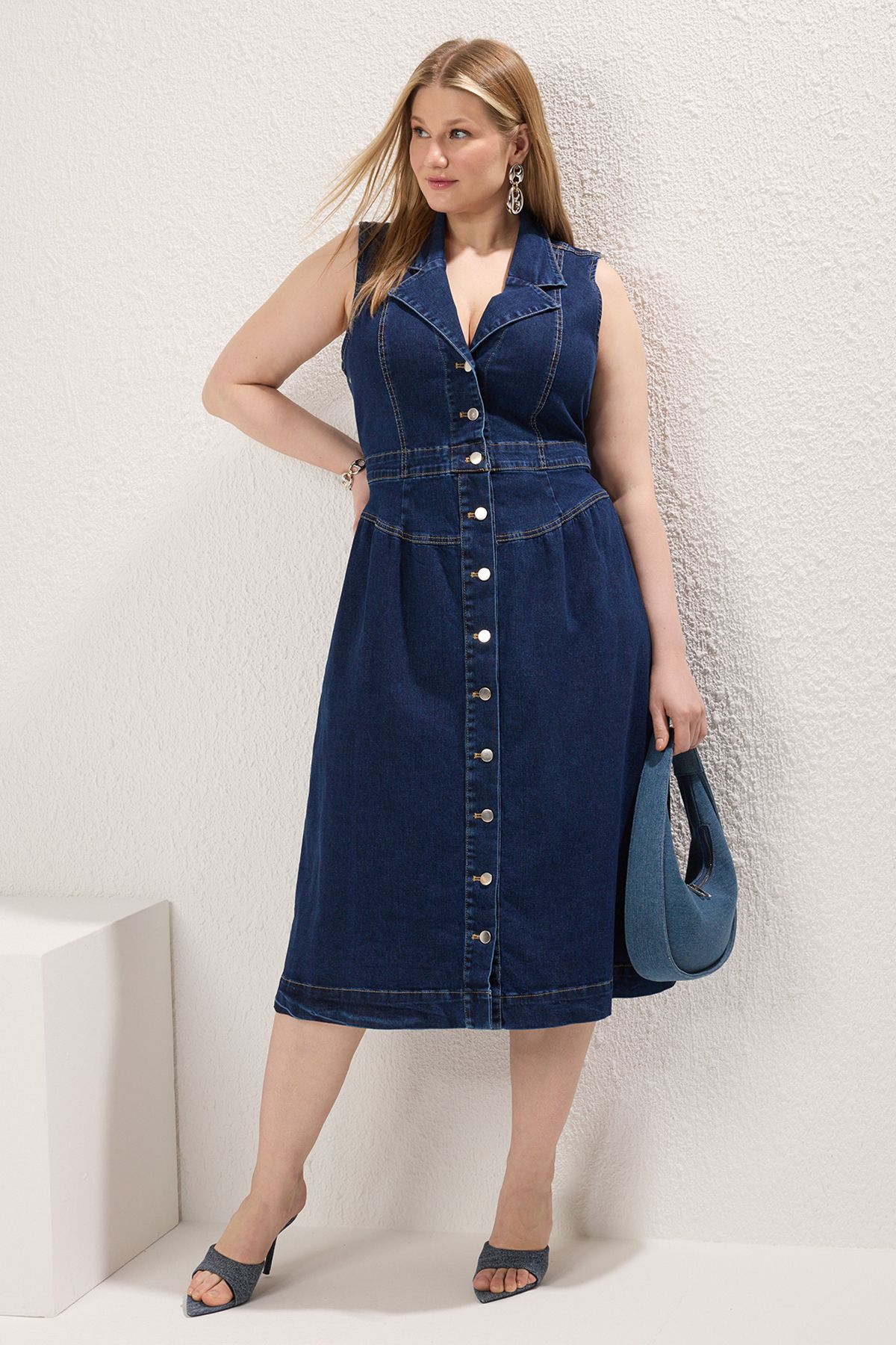 Trendyol Curve Koyu Mavi Cekey Yaka A-line Denim Büyük Beden Elbise TBBSS25AH00118