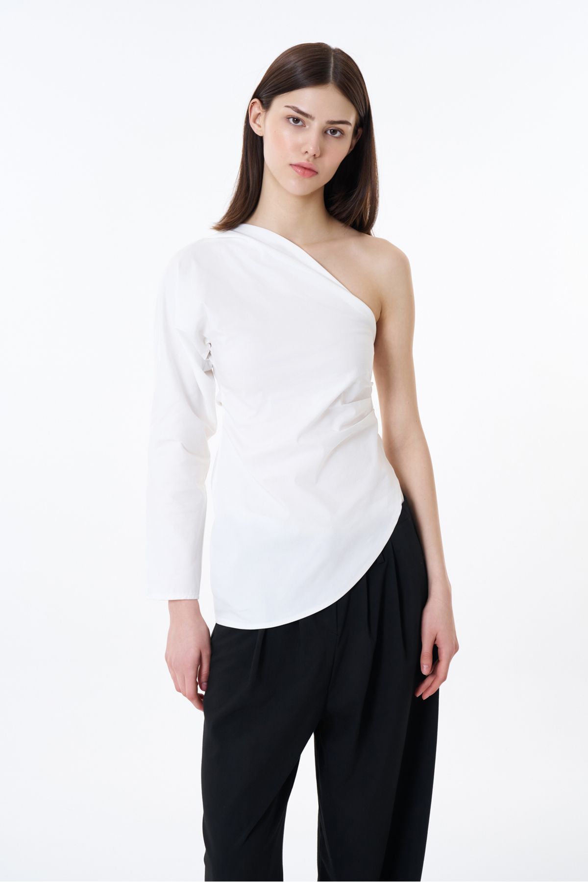 Quzu Drape Detaylı Tek Omuz Bluz Ekru