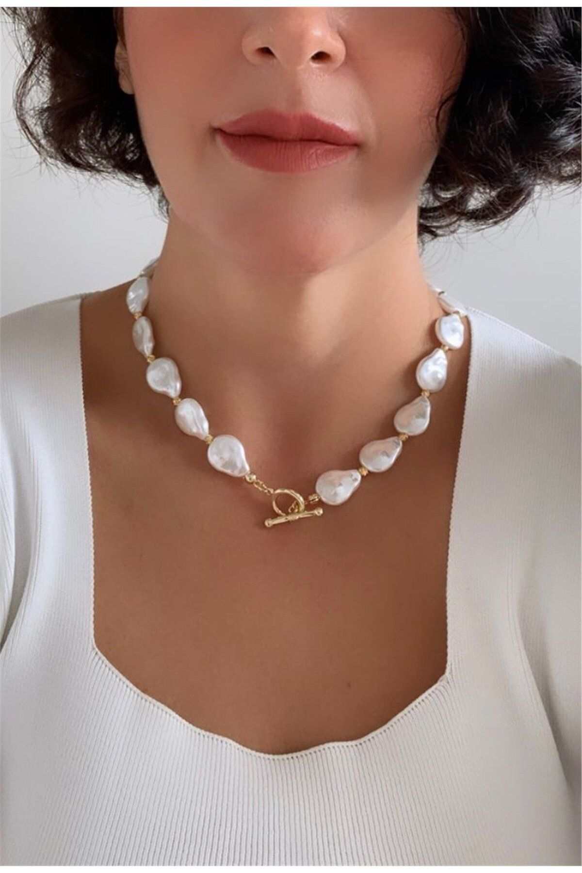 Pelin Aksesuar Yassı Barok Şekilli Incili Önden Kapamalı Kolye