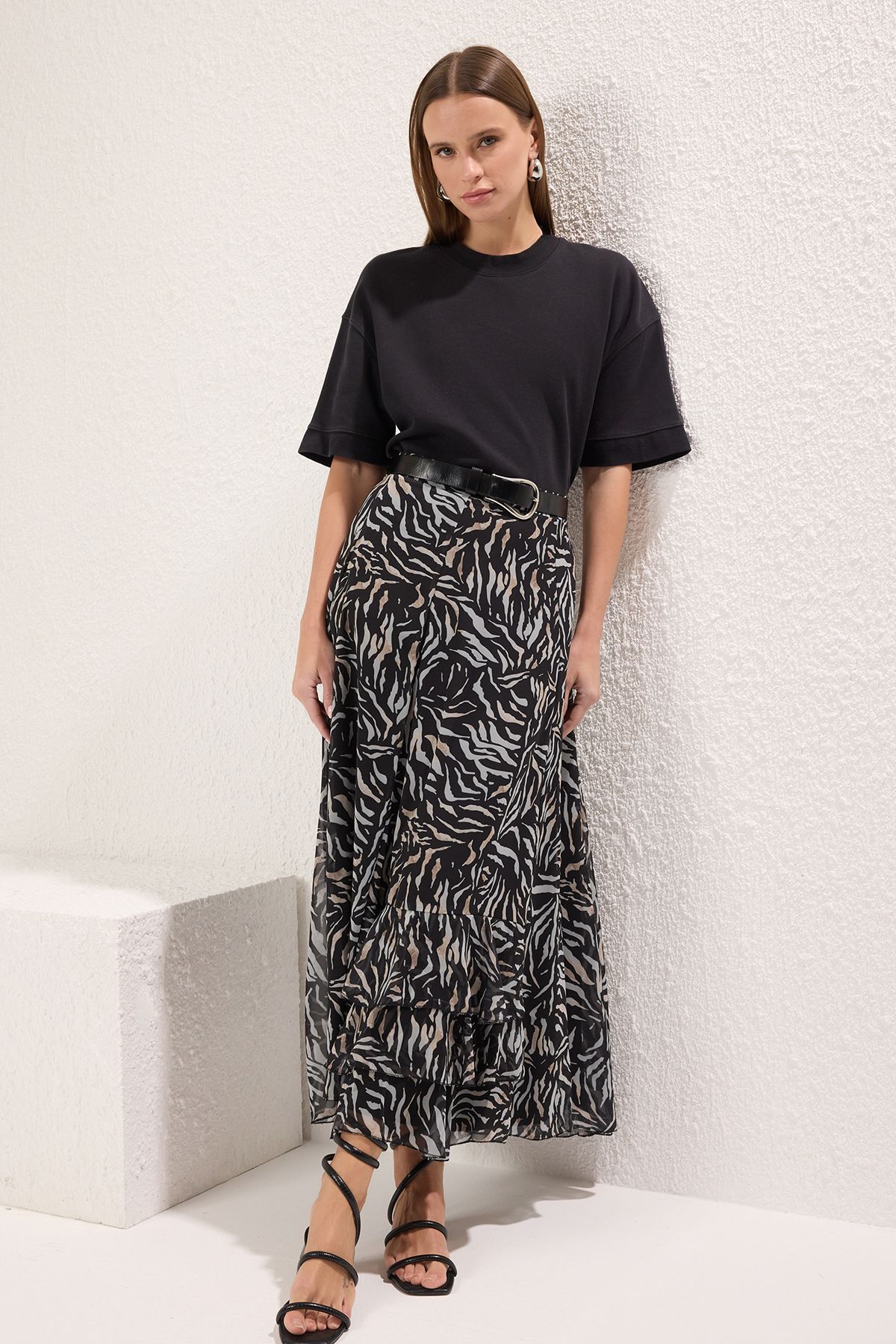 Trendyolmilla Modest Siyah Fırfır Detaylı Dokuma Etek TCTAW25EE00002