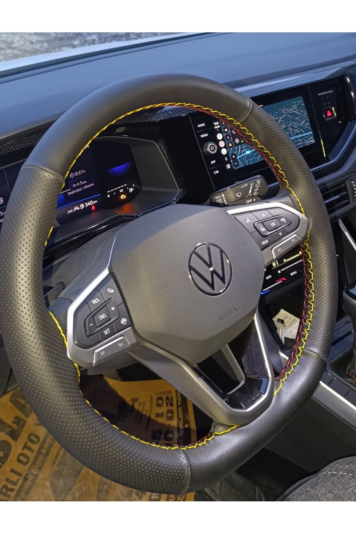 AYAZGRUP Volkswagen Polo Serisine Uyumlu Dikmeli Direksiyon Kılıfı Çift Desenli(SARI KIRMIZI DİKİŞLİ)