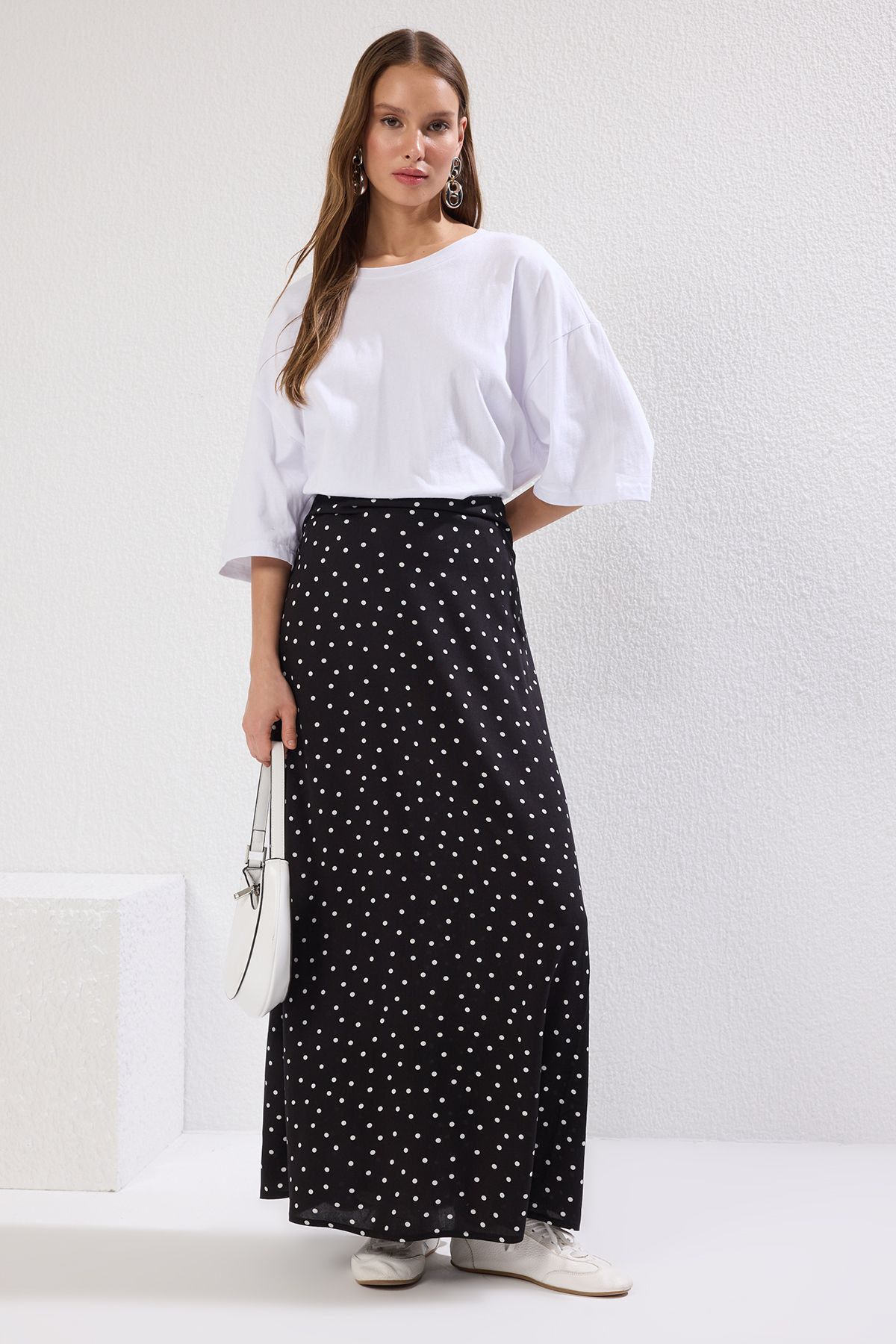 Trendyolmilla Modest Siyah Puantiye Desenli Çan Dokuma Etek TCTSS22EE0006