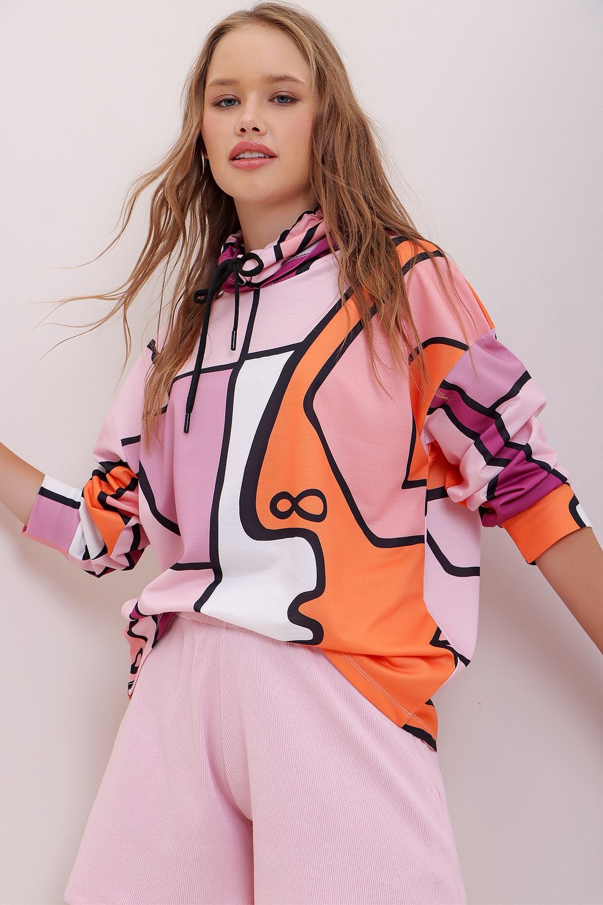 Trend Alaçatı Stili Kadın Pembe Kapüşonlu Dik Yakalı Dijital Baskılı Sweatshirt ALC-X7026