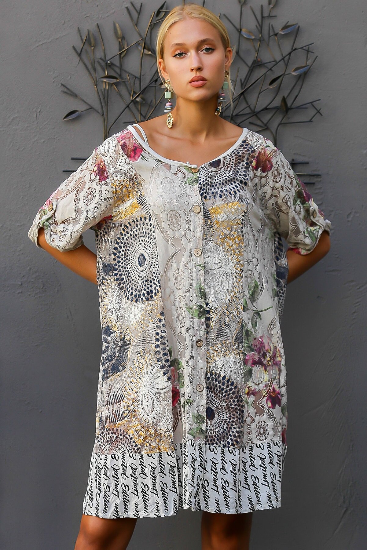 Chiccy Kadın Bej İtalyan Düğmeli Çiçek Desenli Dantel İç Elbiseli Dantel Elbise M10160000EL94252